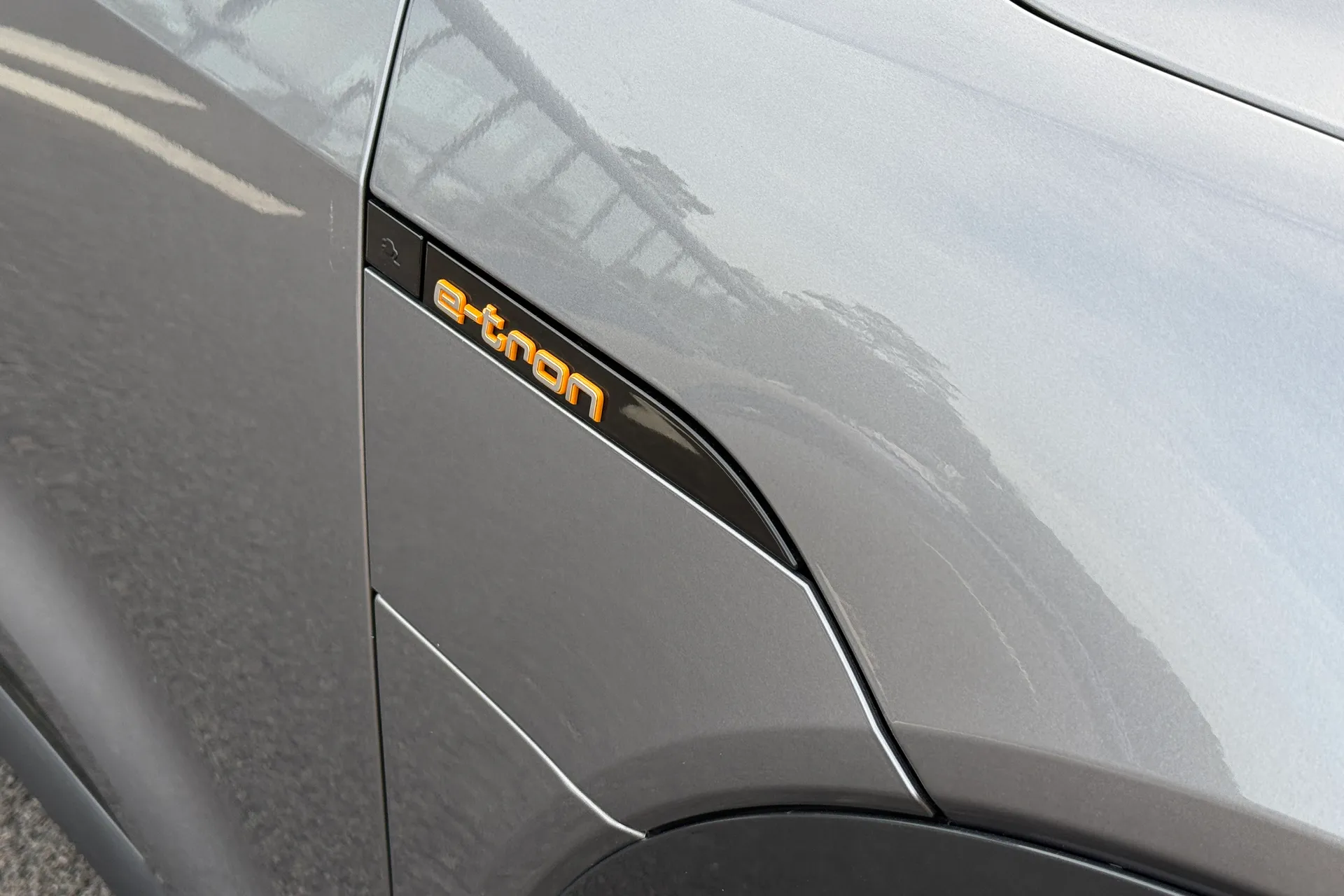 Audi e-tron thumbnail image number 3
