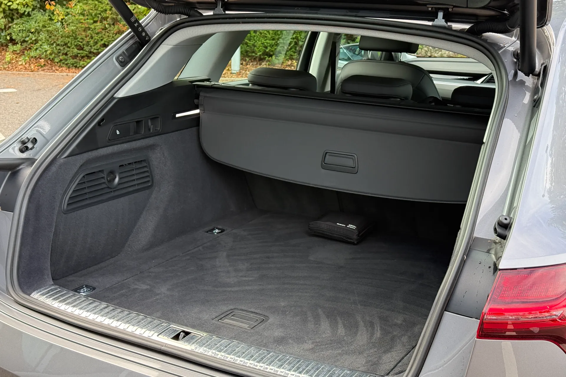Audi e-tron thumbnail image number 38