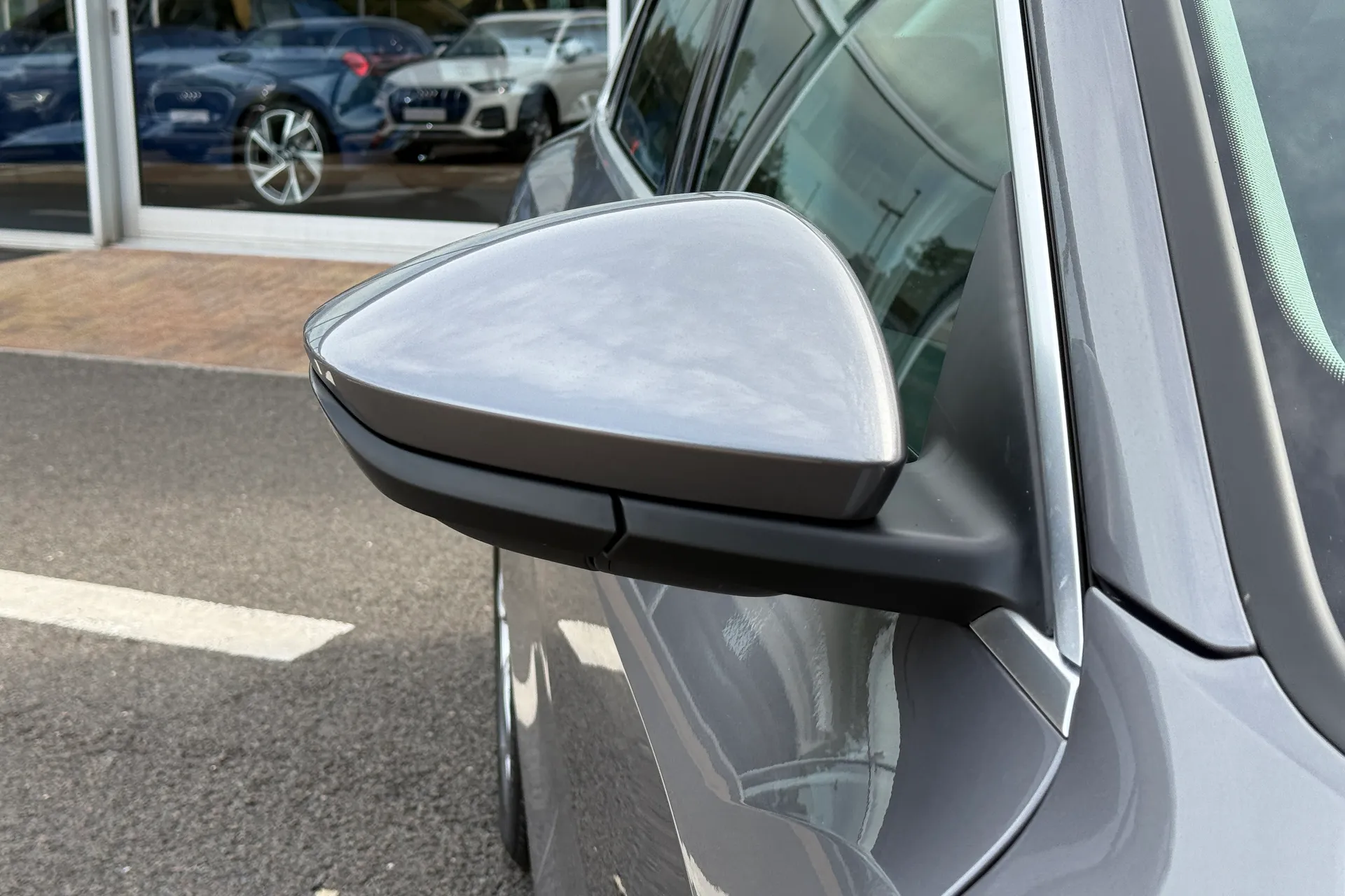 Audi e-tron thumbnail image number 4