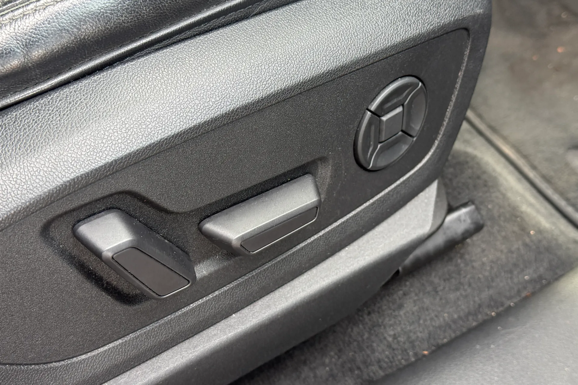 Audi e-tron thumbnail image number 6