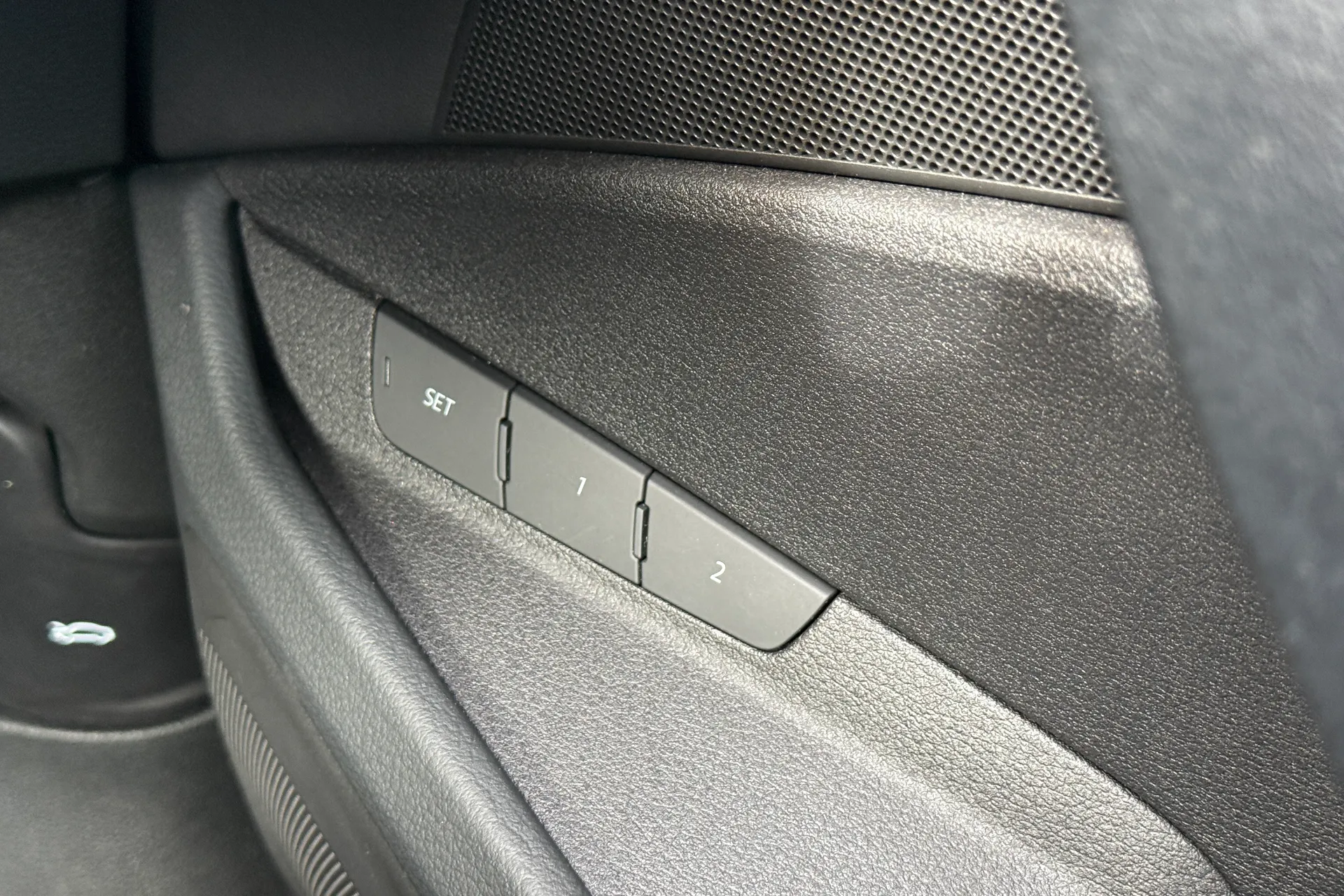 Audi e-tron thumbnail image number 16