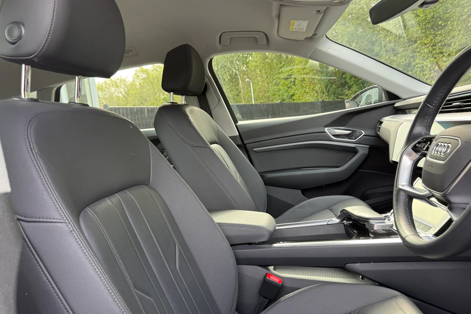 Audi e-tron thumbnail image number 23