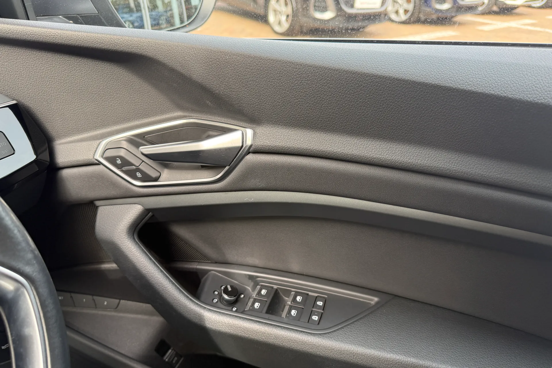Audi e-tron thumbnail image number 17