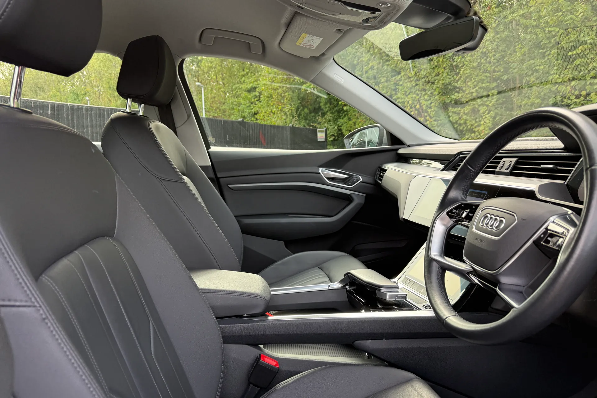Audi e-tron thumbnail image number 24