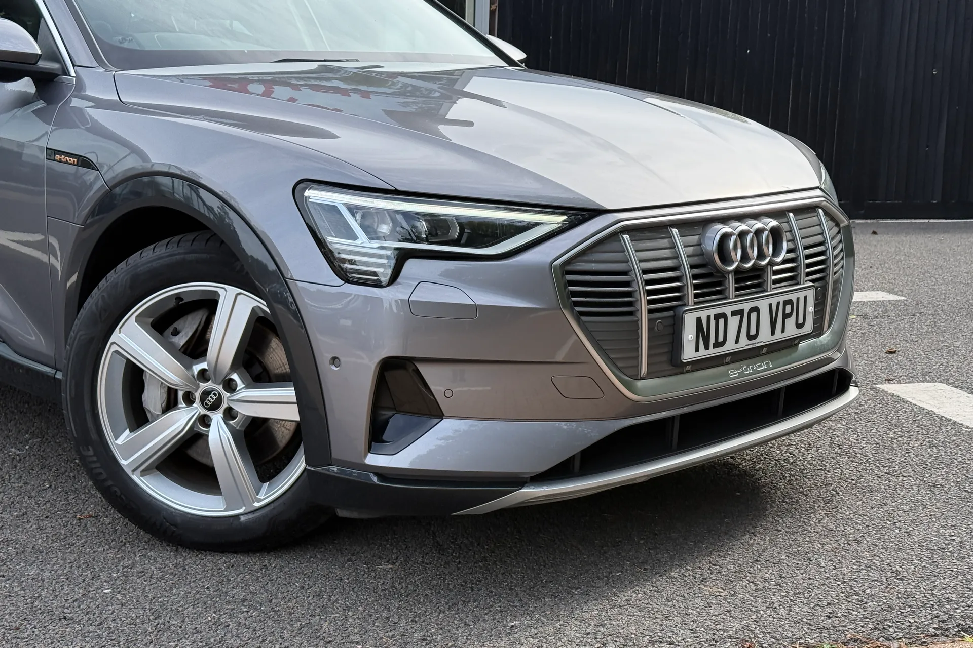 Audi e-tron thumbnail image number 2