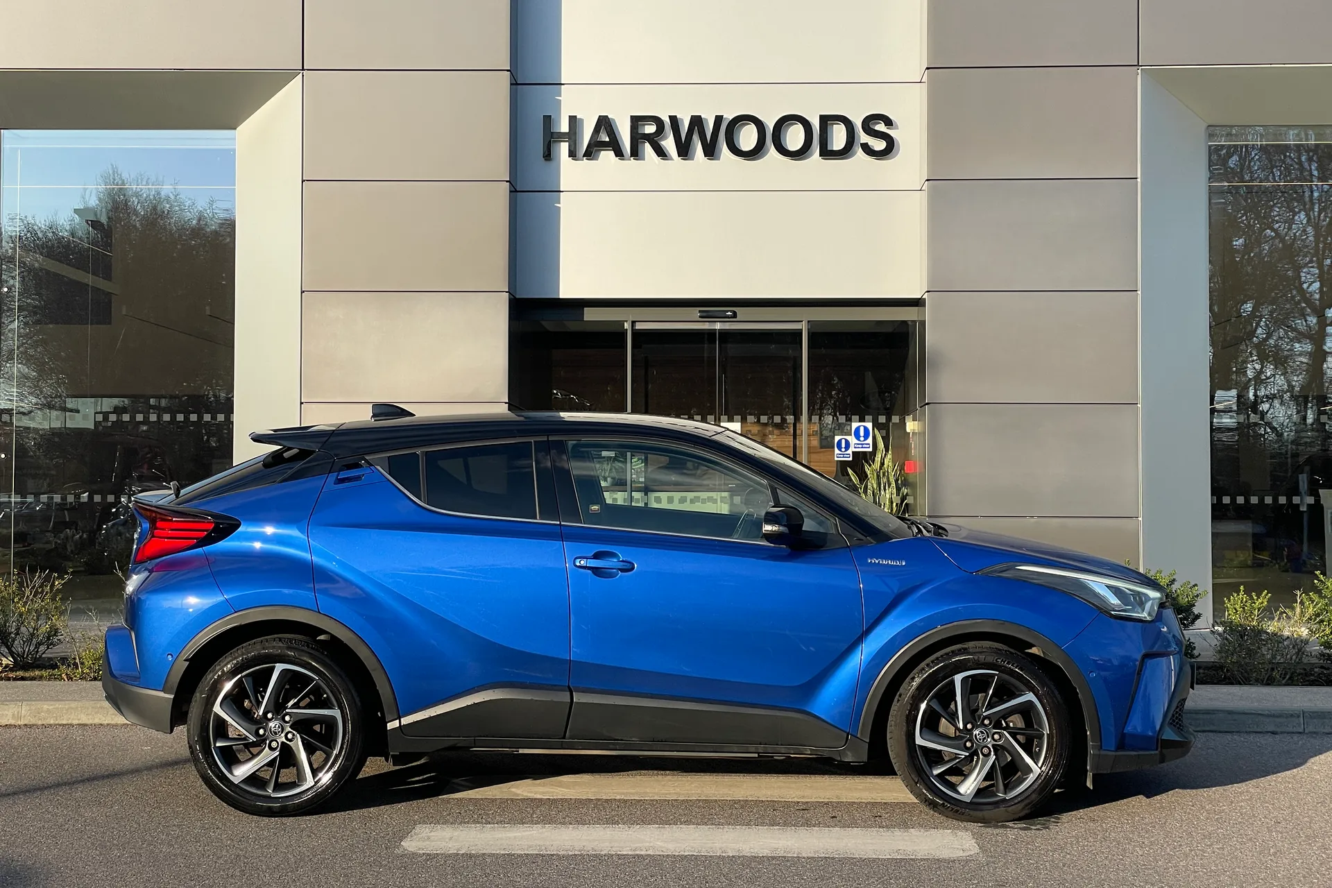 TOYOTA C-HR thumbnail image number 2