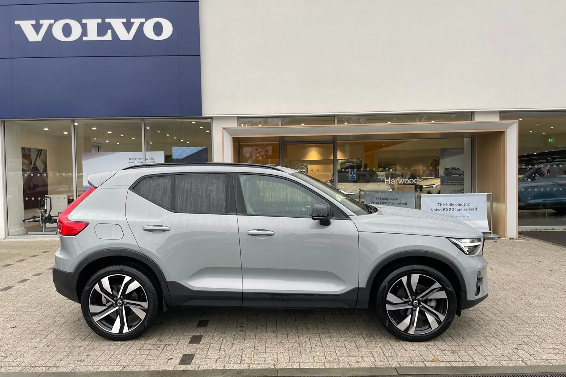 Volvo XC40 thumbnail image number 2