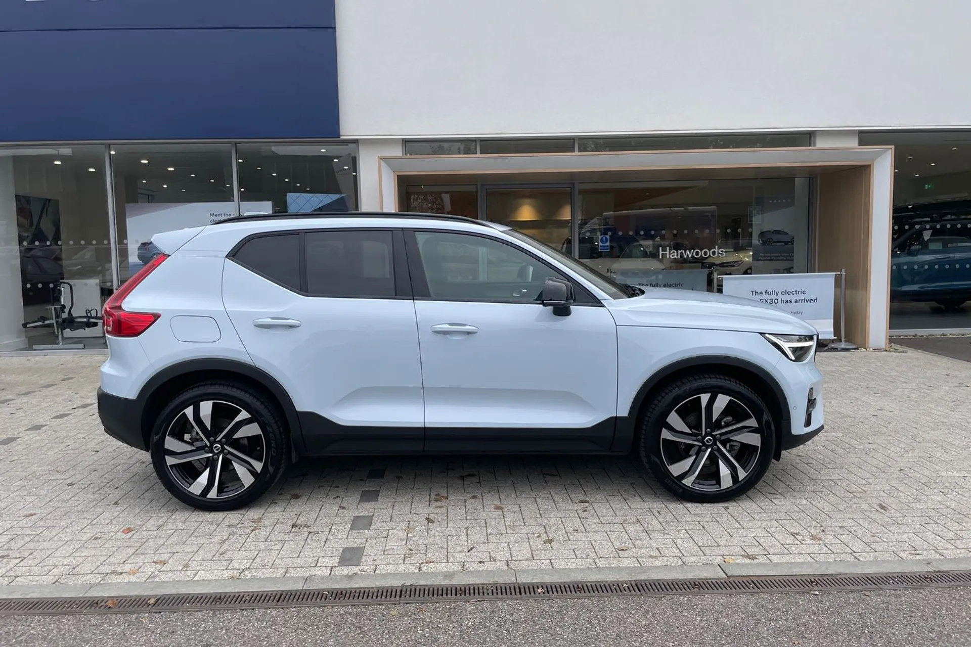 Volvo XC40 thumbnail image number 2