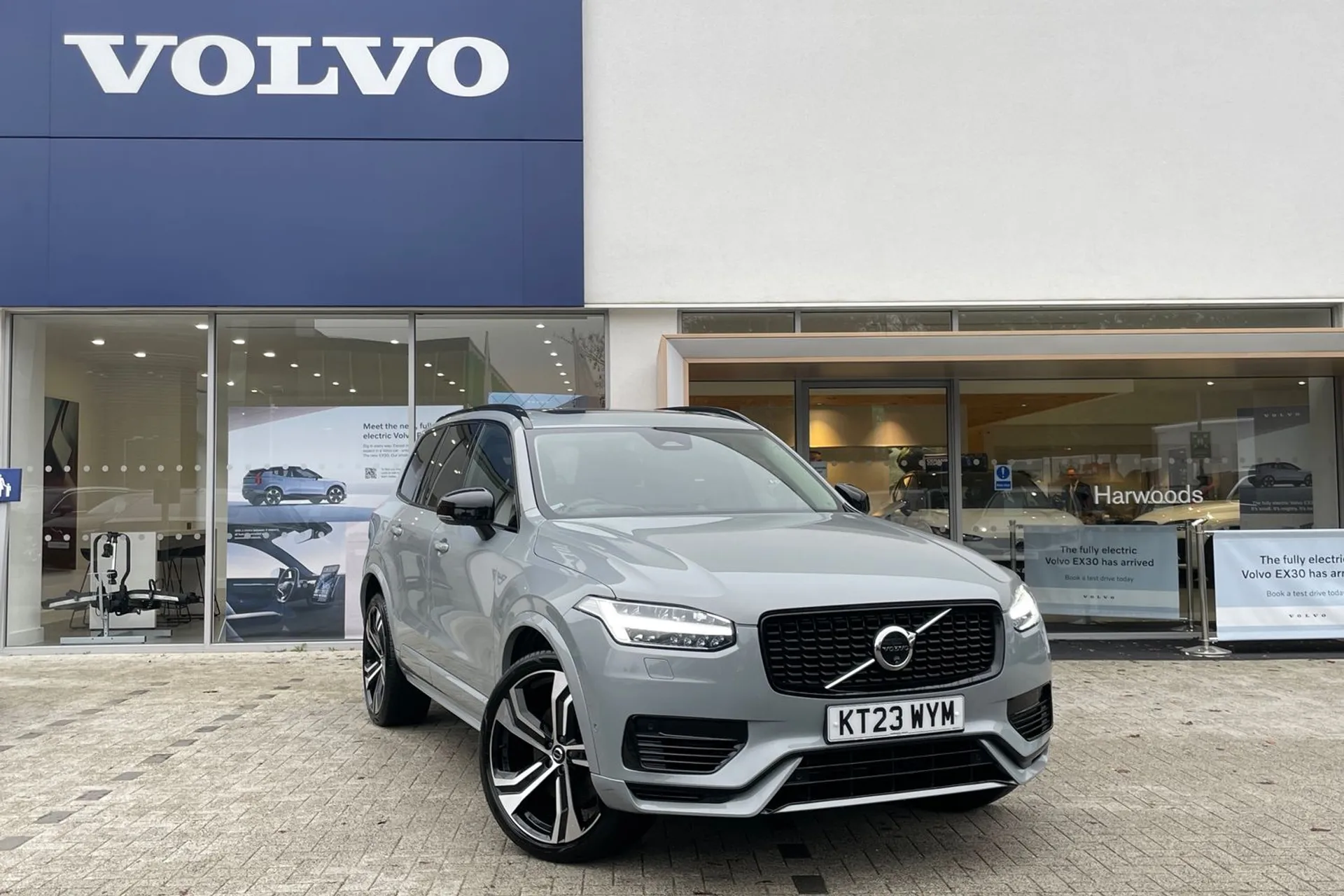 Volvo XC90 focused image