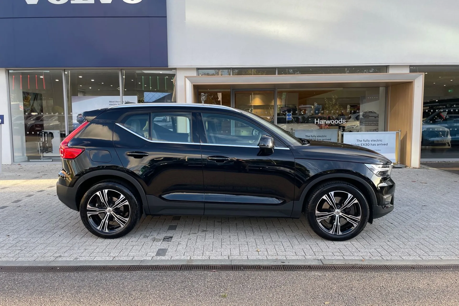 Volvo XC40 thumbnail image number 2