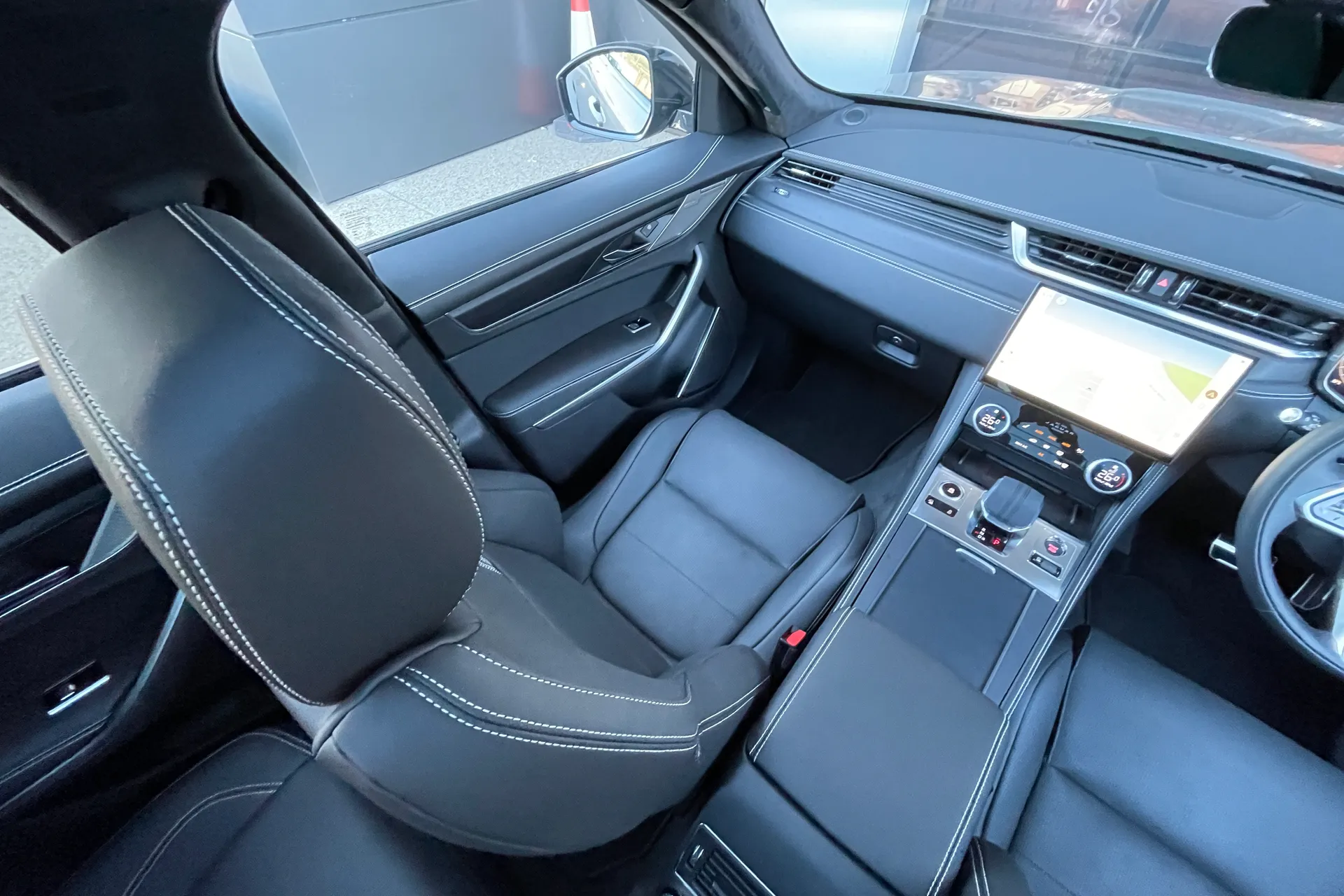 Jaguar F-PACE thumbnail image number 45