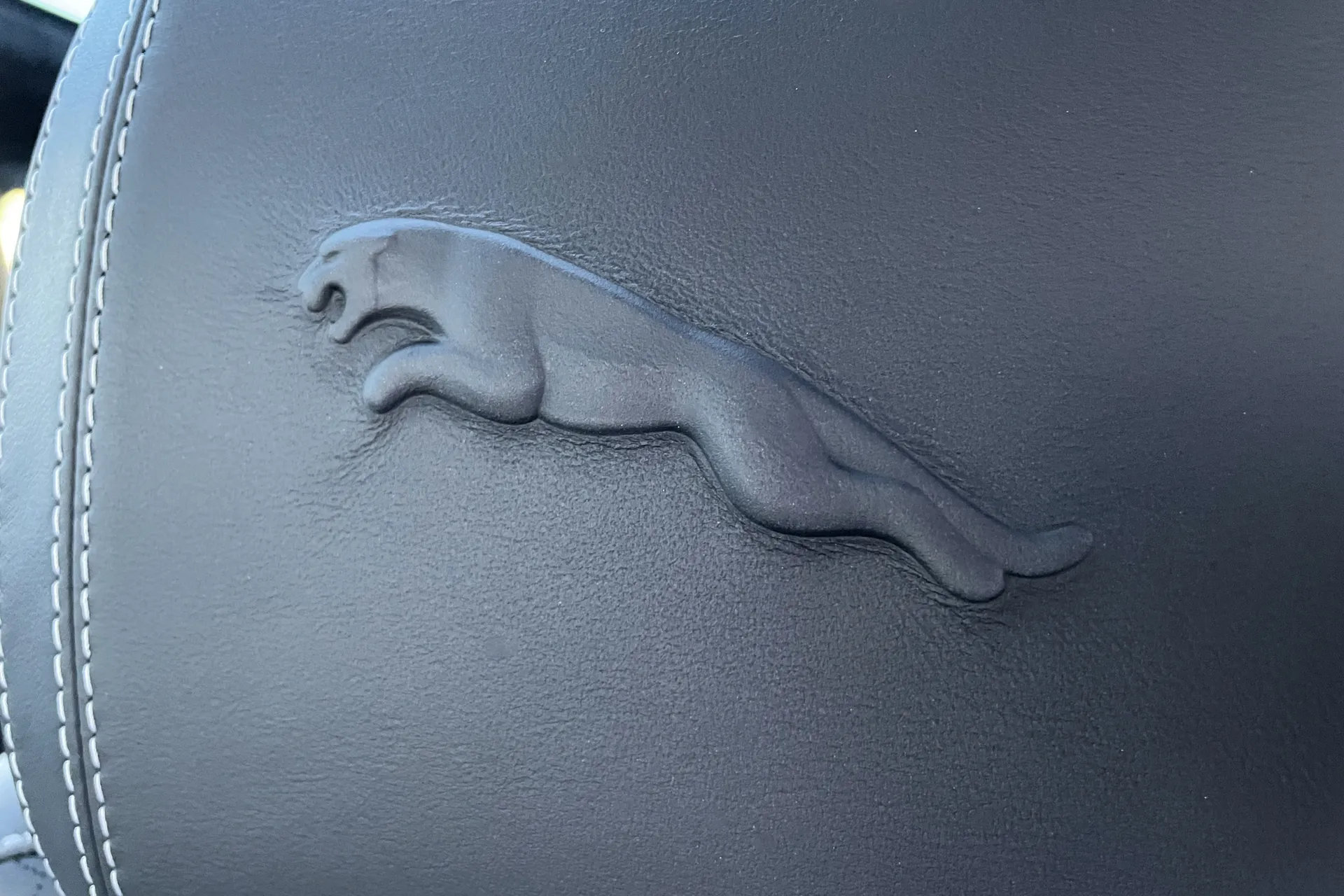Jaguar F-PACE thumbnail image number 36