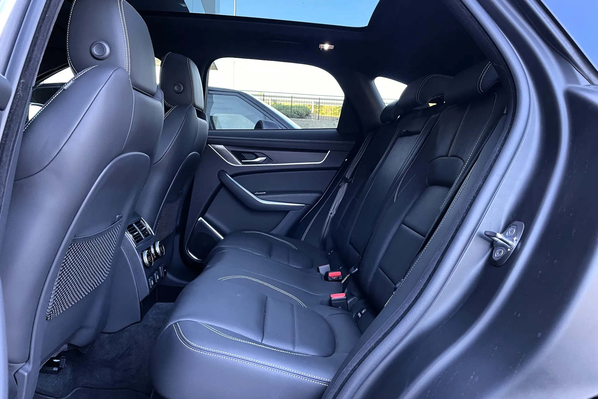 Jaguar F-PACE thumbnail image number 37