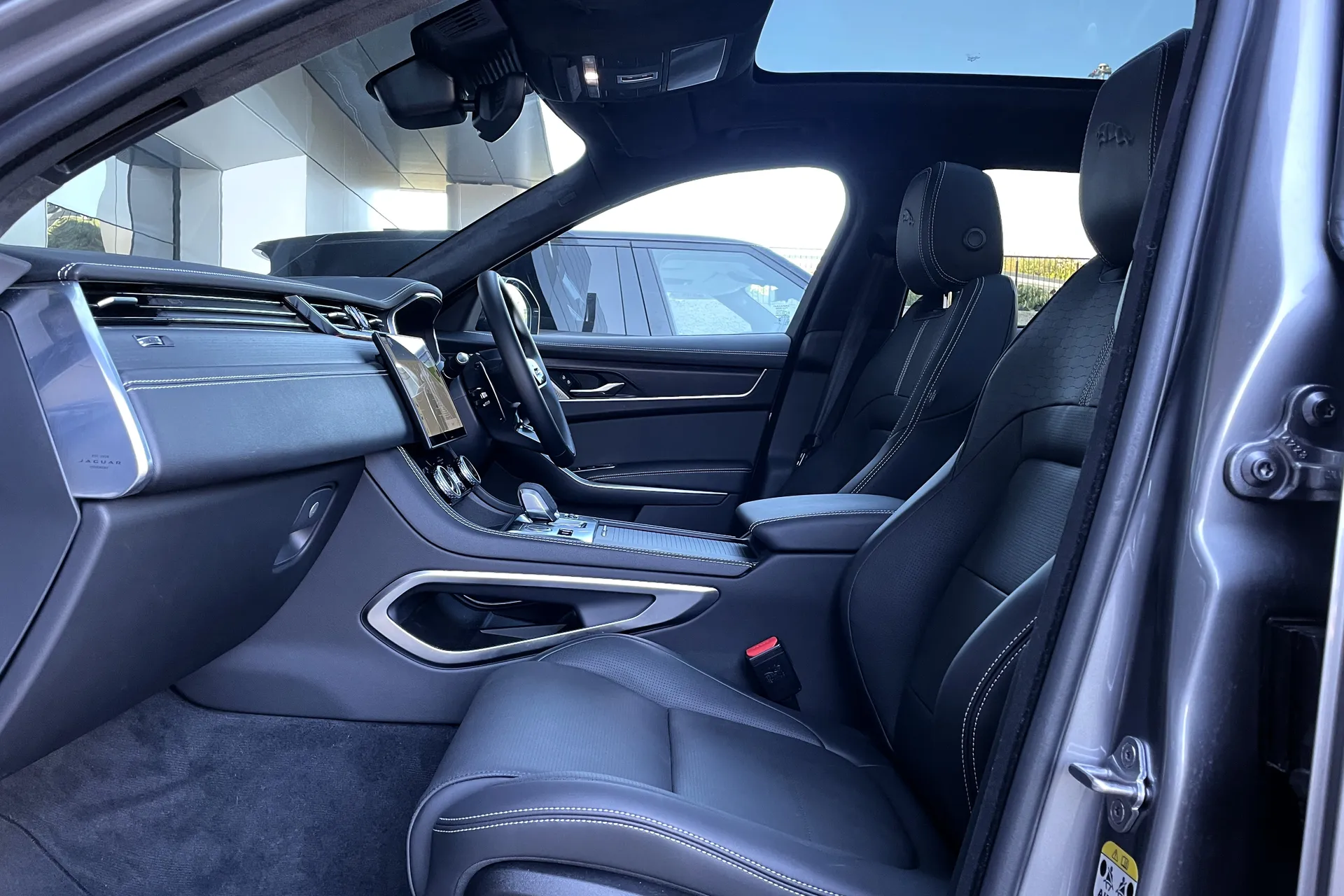 Jaguar F-PACE thumbnail image number 33