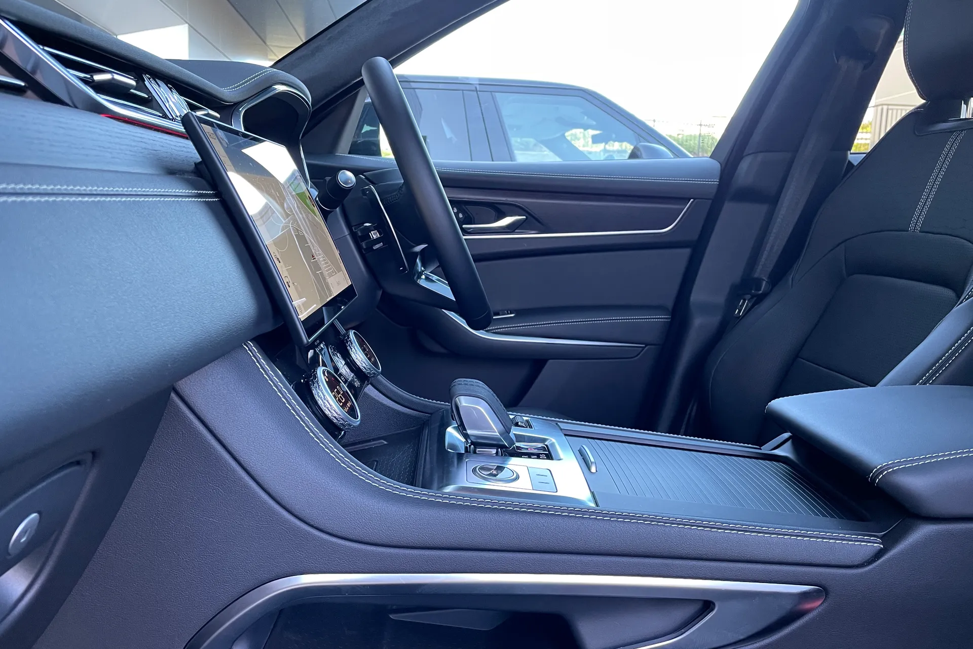 Jaguar F-PACE thumbnail image number 35