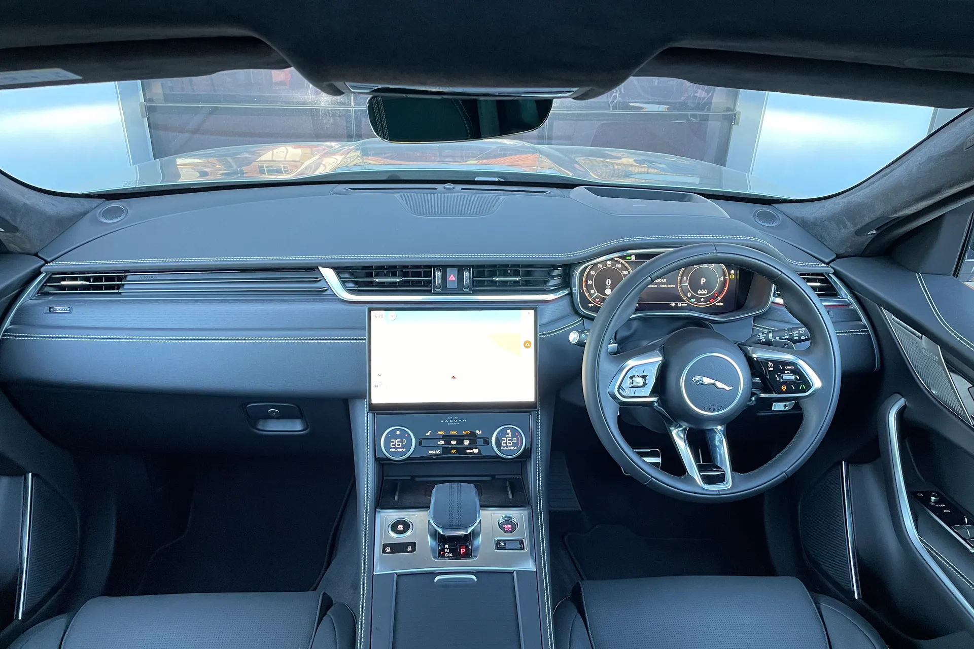 Jaguar F-PACE thumbnail image number 41