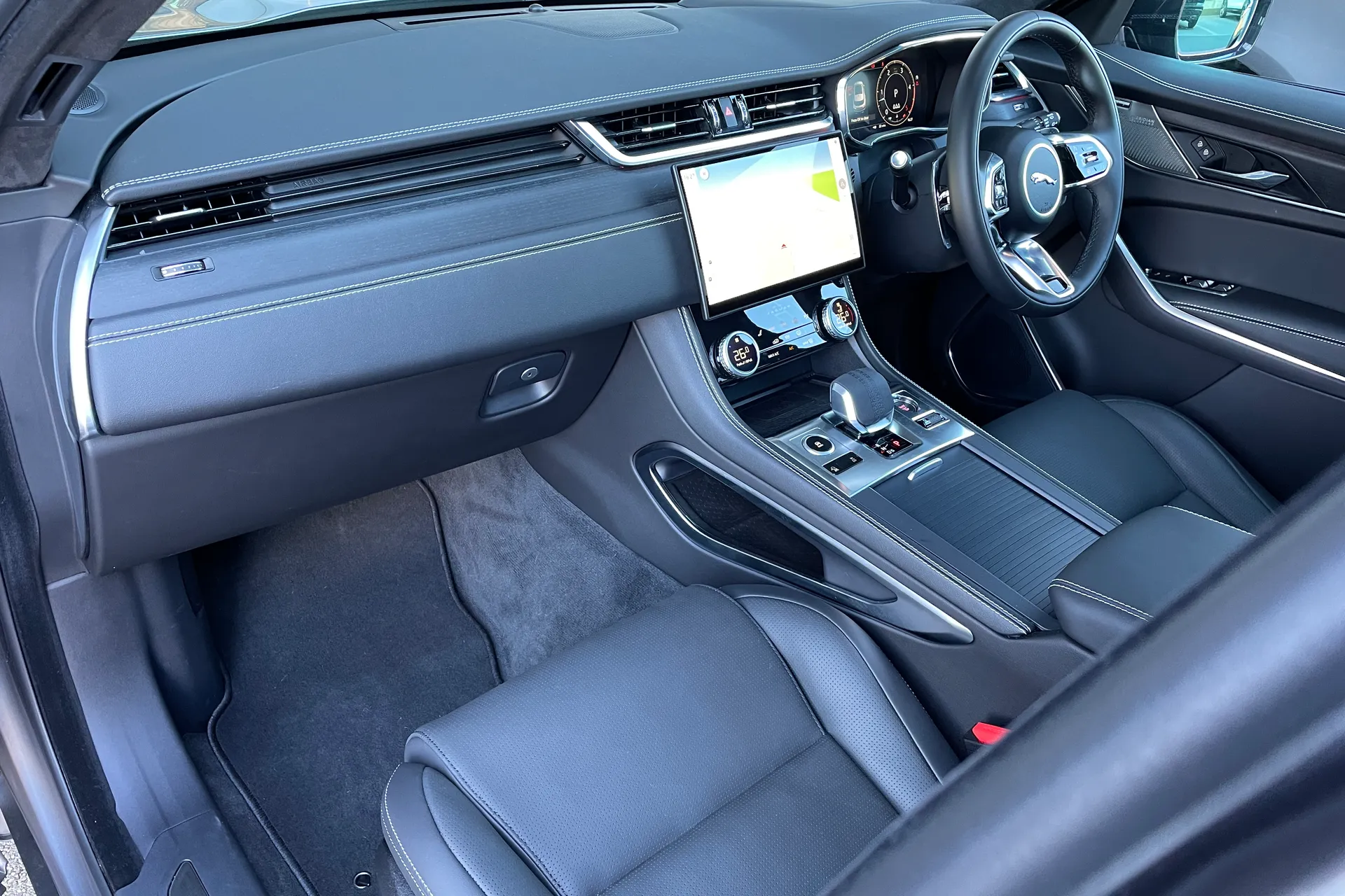 Jaguar F-PACE thumbnail image number 32