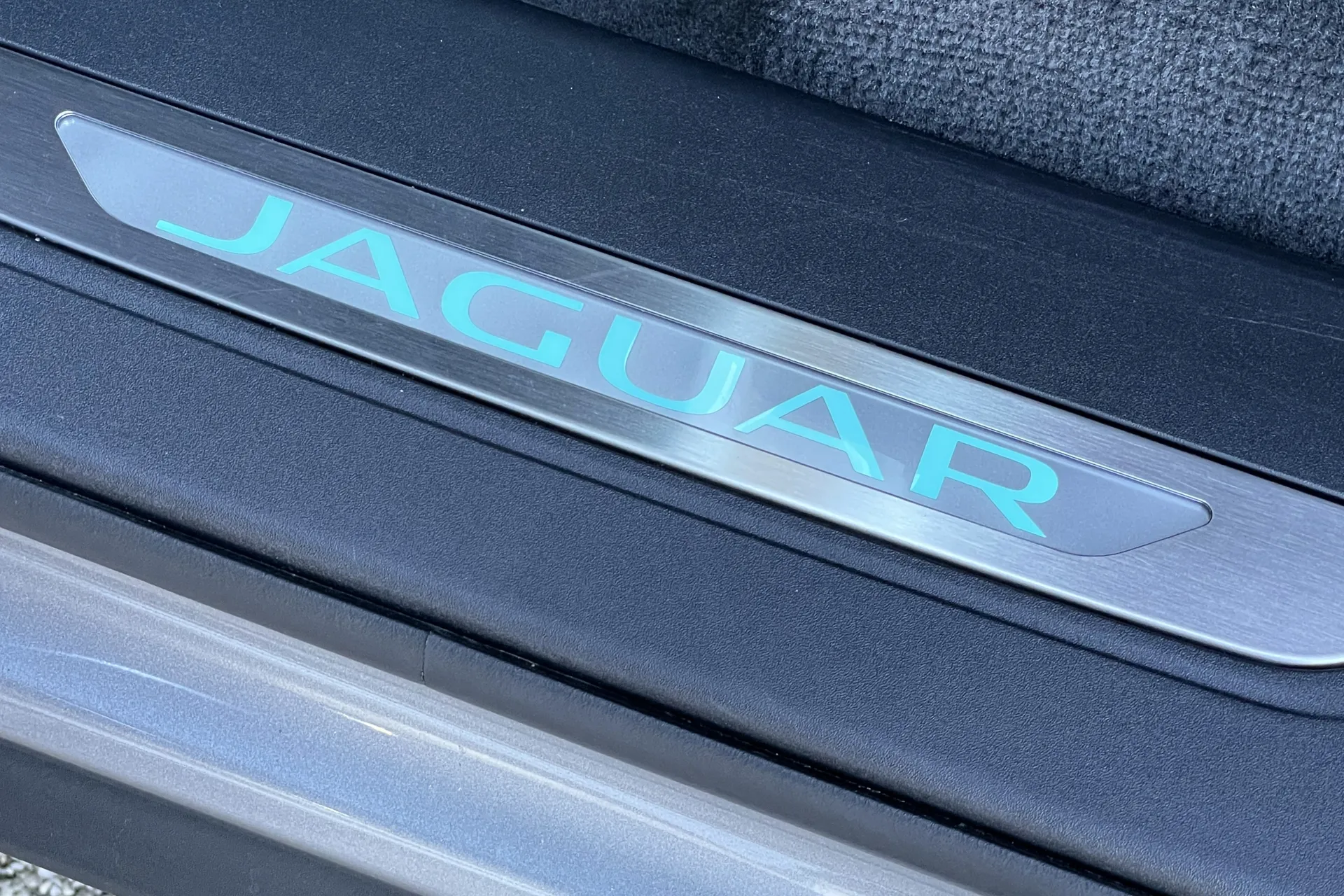 Jaguar F-PACE thumbnail image number 34