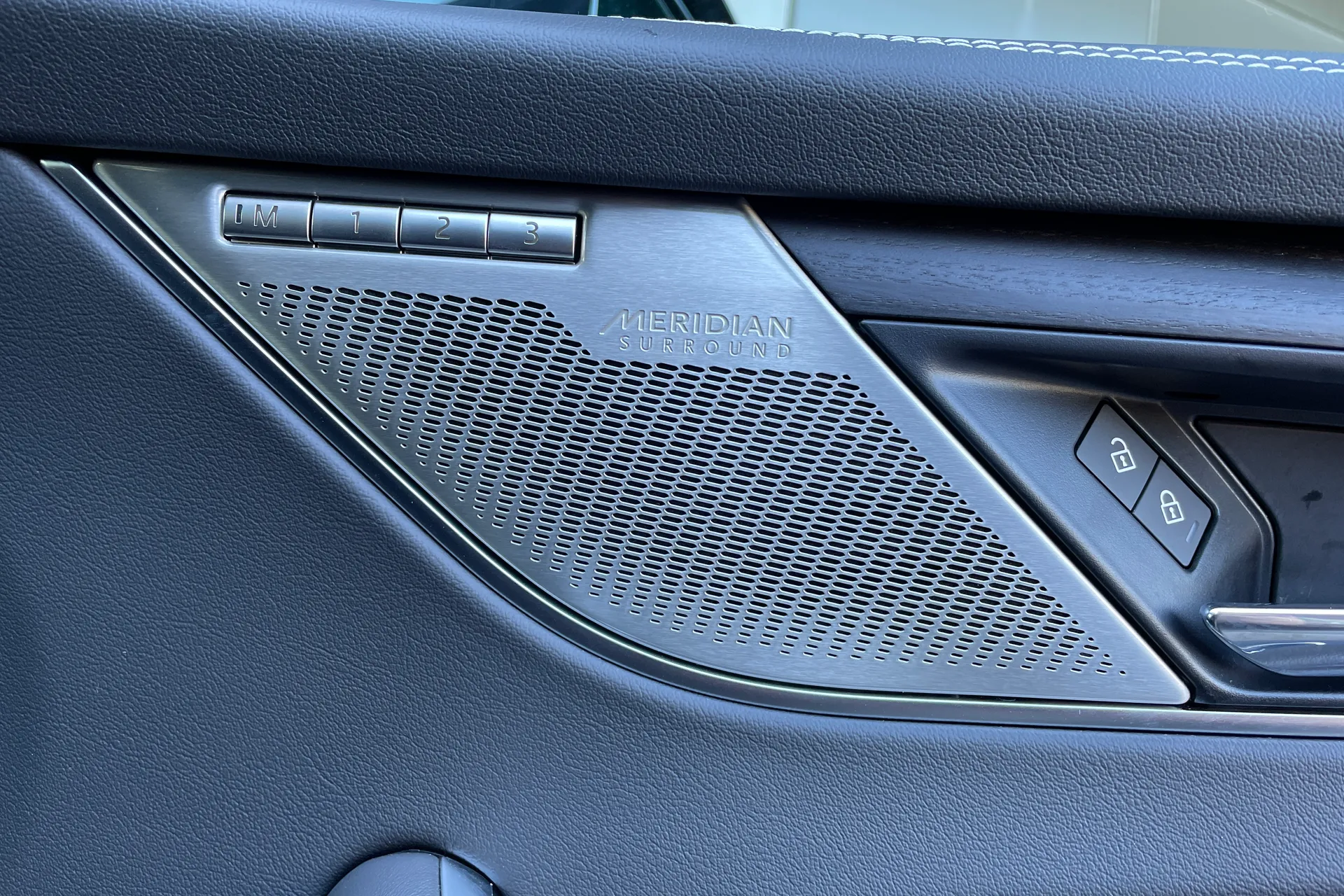 Jaguar F-PACE thumbnail image number 7