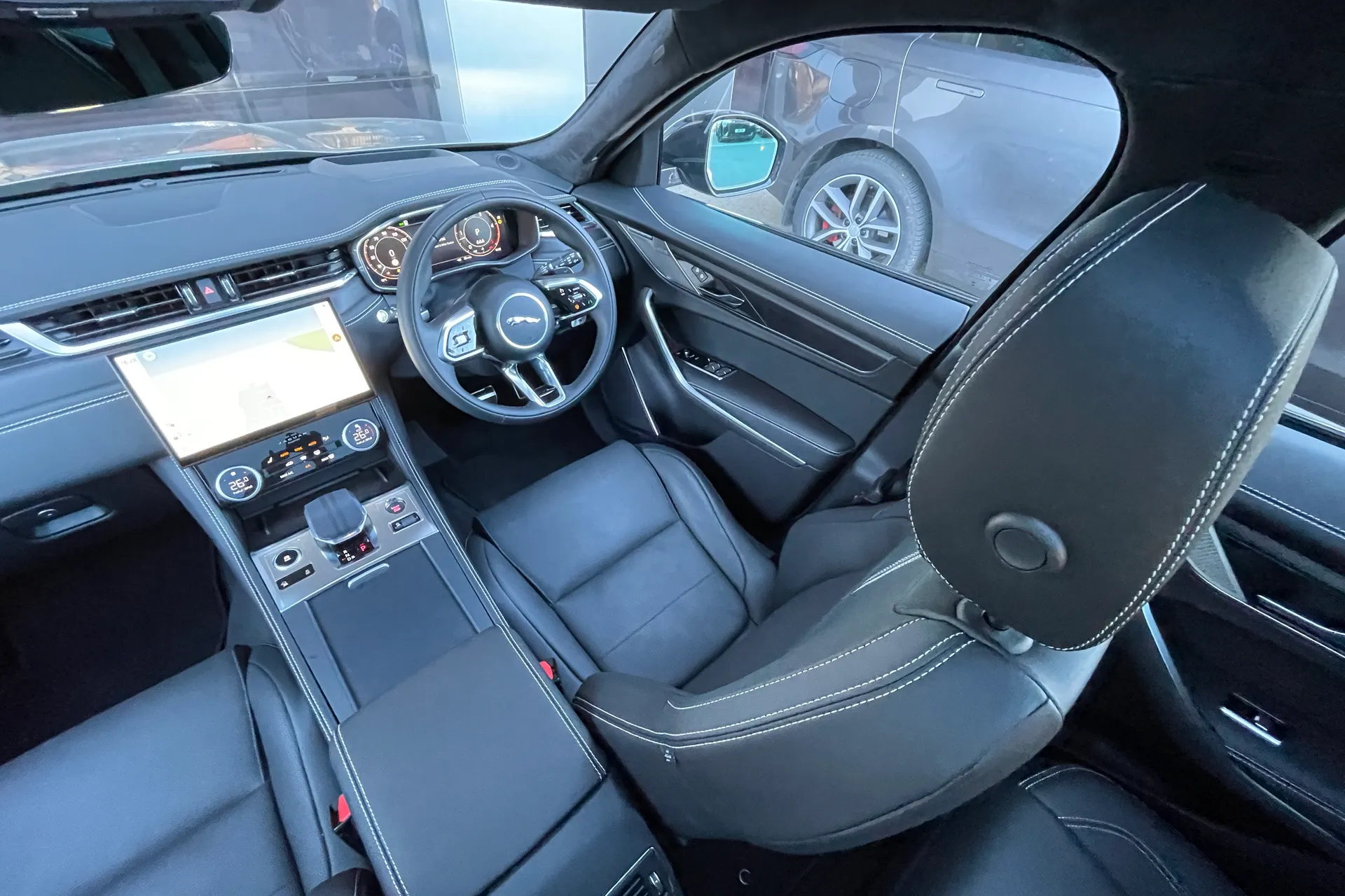 Jaguar F-PACE thumbnail image number 40
