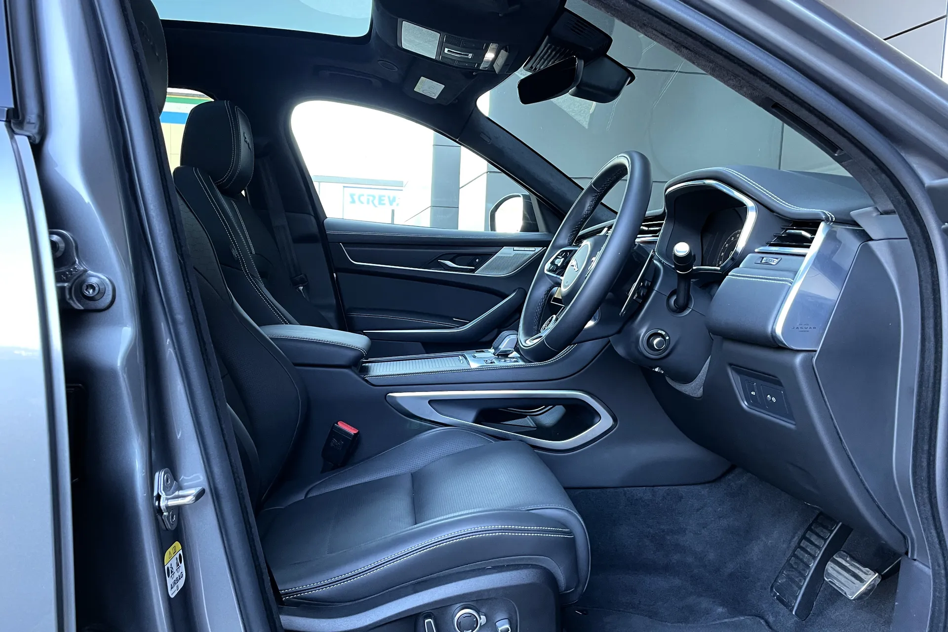 Jaguar F-PACE thumbnail image number 29