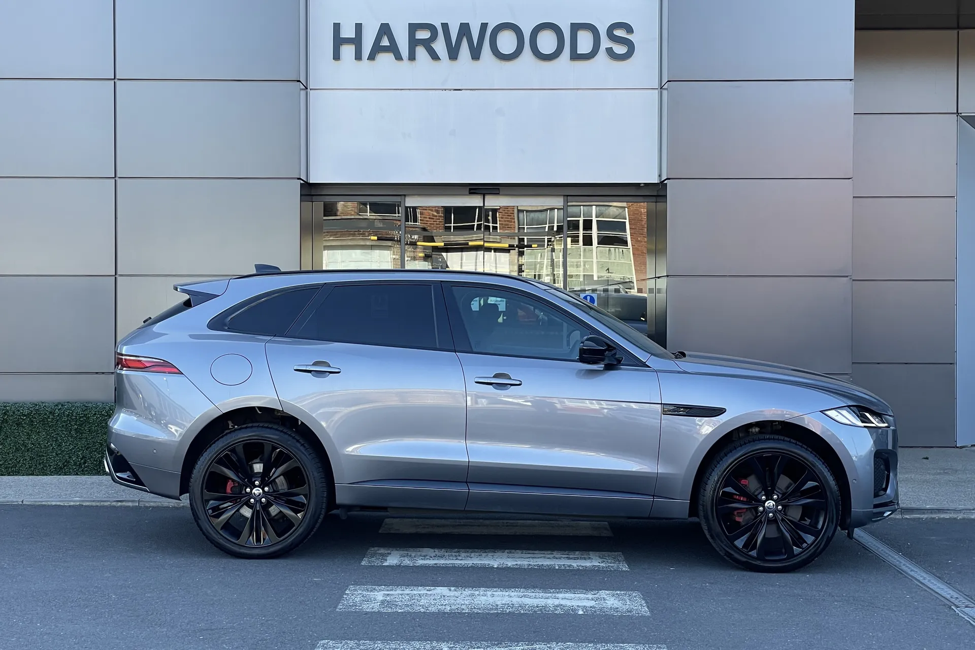 Jaguar F-PACE thumbnail image number 2