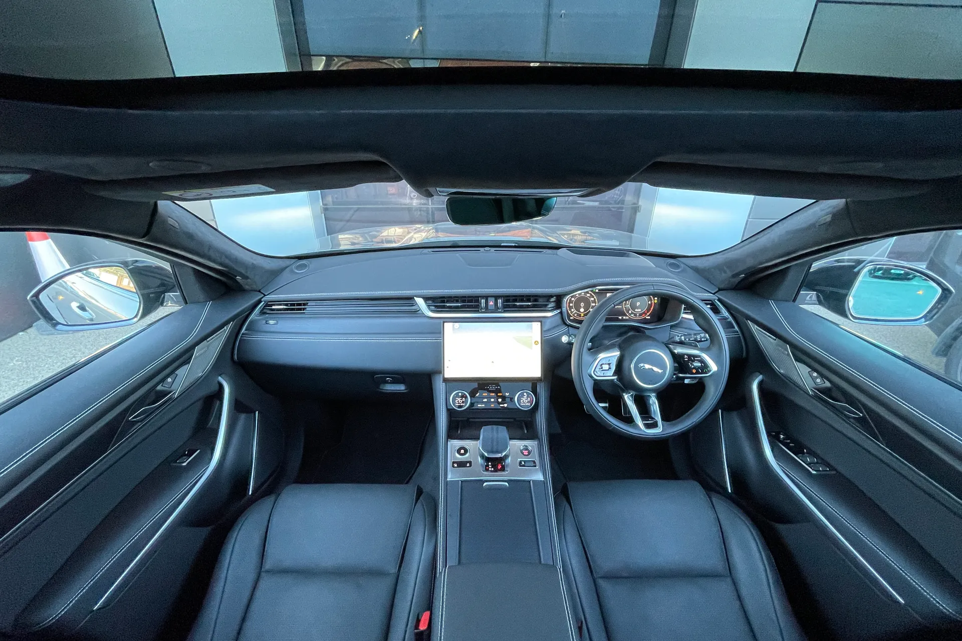 Jaguar F-PACE thumbnail image number 4