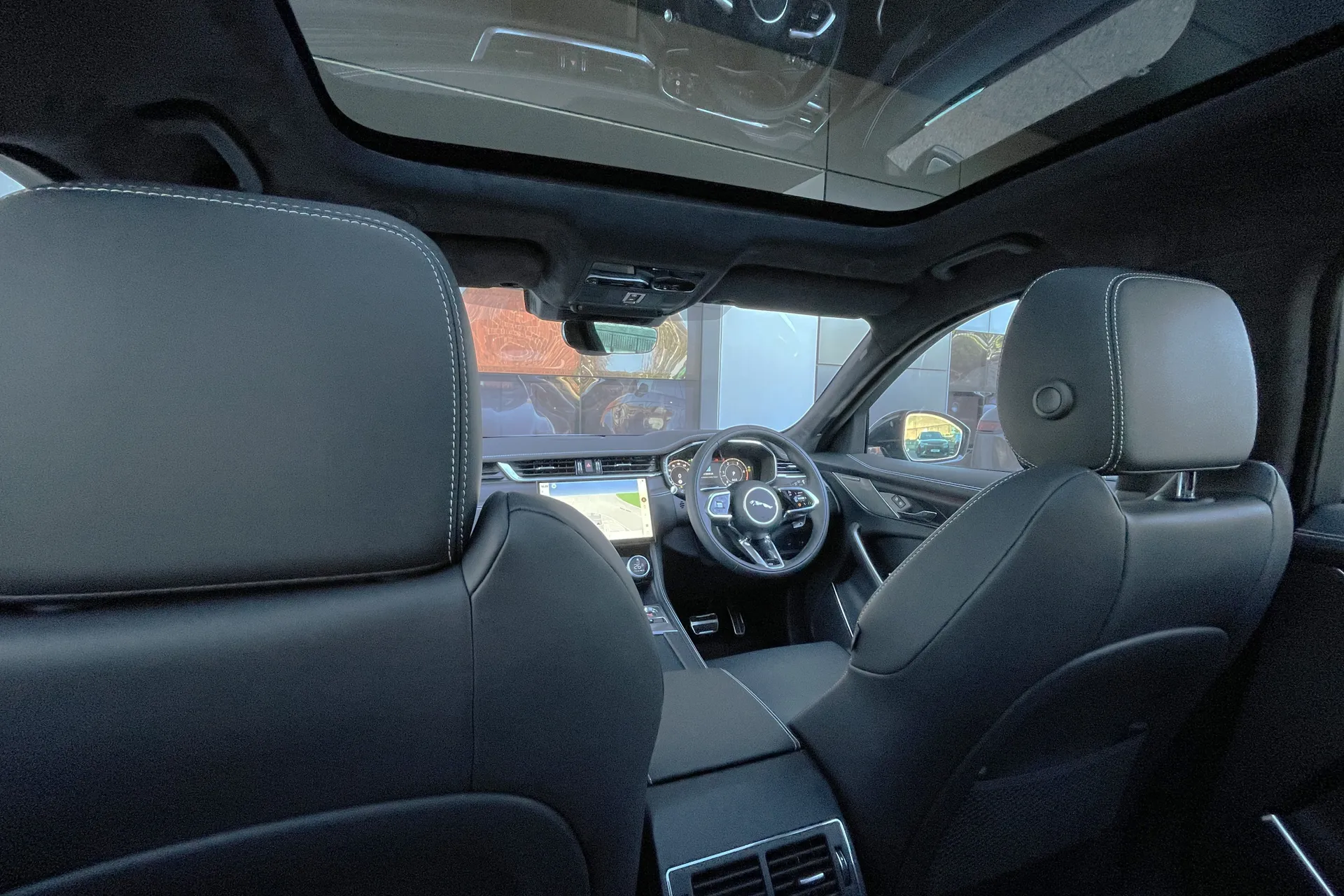 Jaguar F-PACE thumbnail image number 39