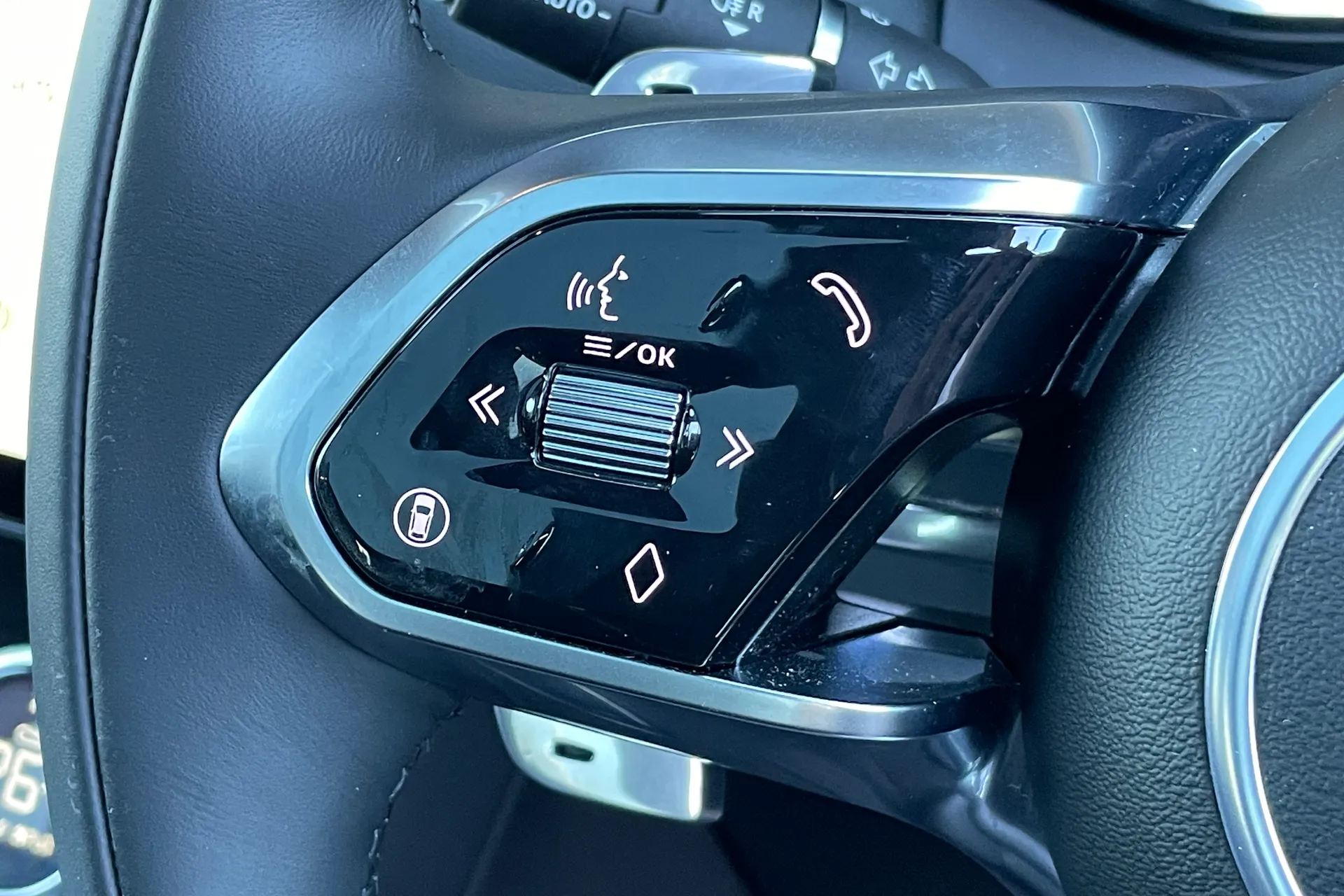 Jaguar F-PACE thumbnail image number 54