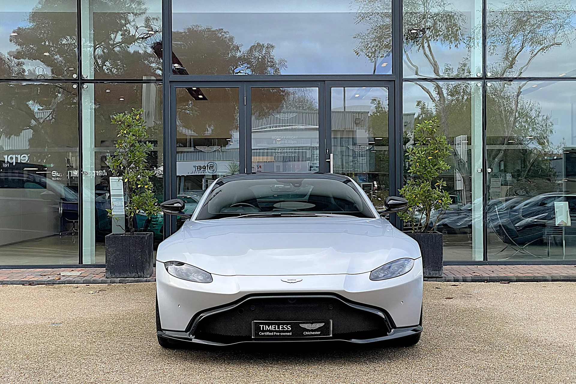 Aston Martin Vantage thumbnail image number 44