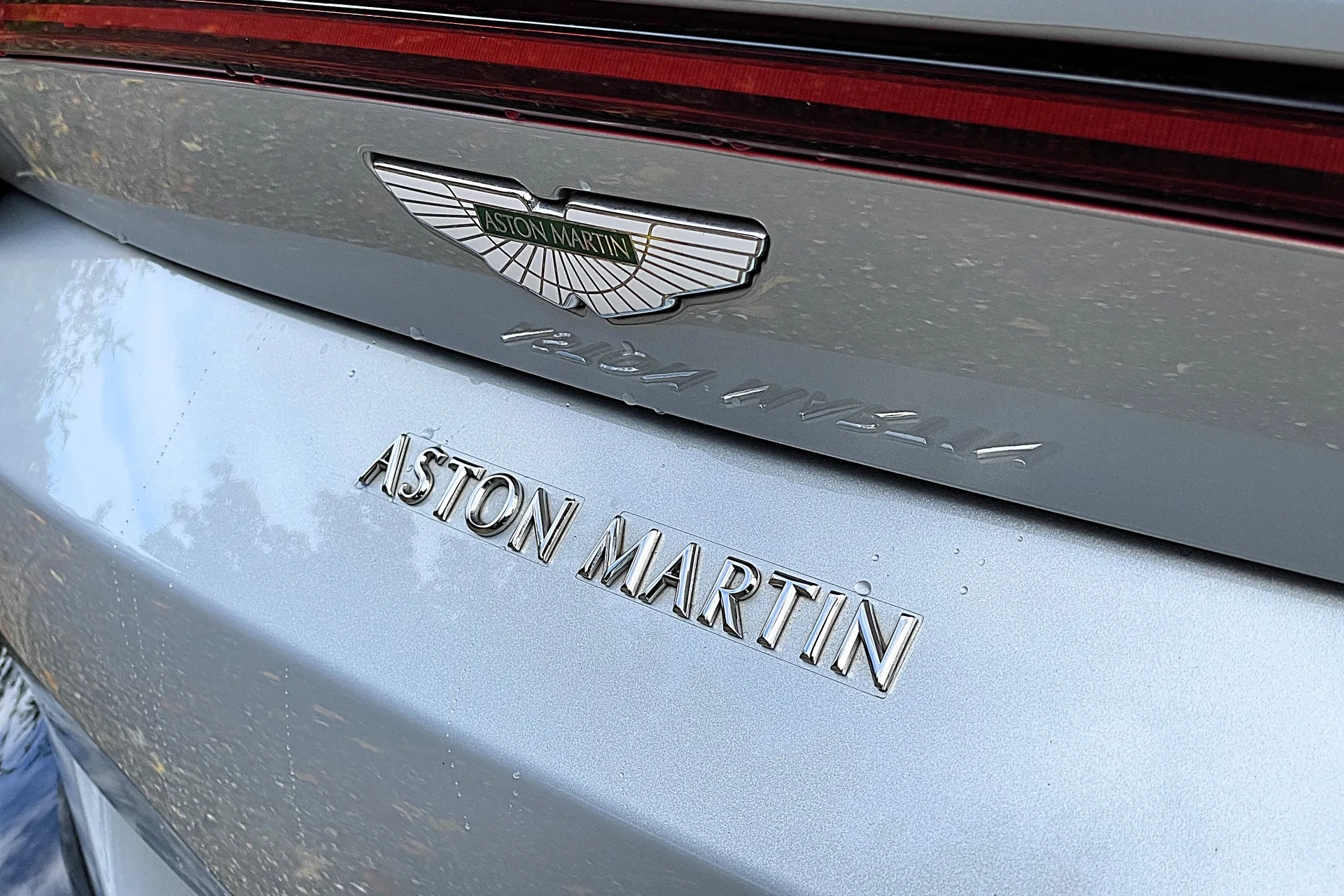 Aston Martin Vantage thumbnail image number 10