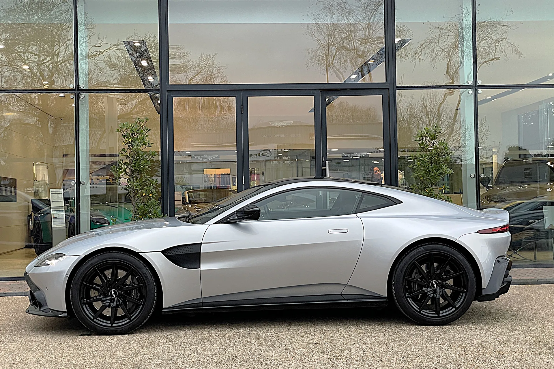 Aston Martin Vantage thumbnail image number 47