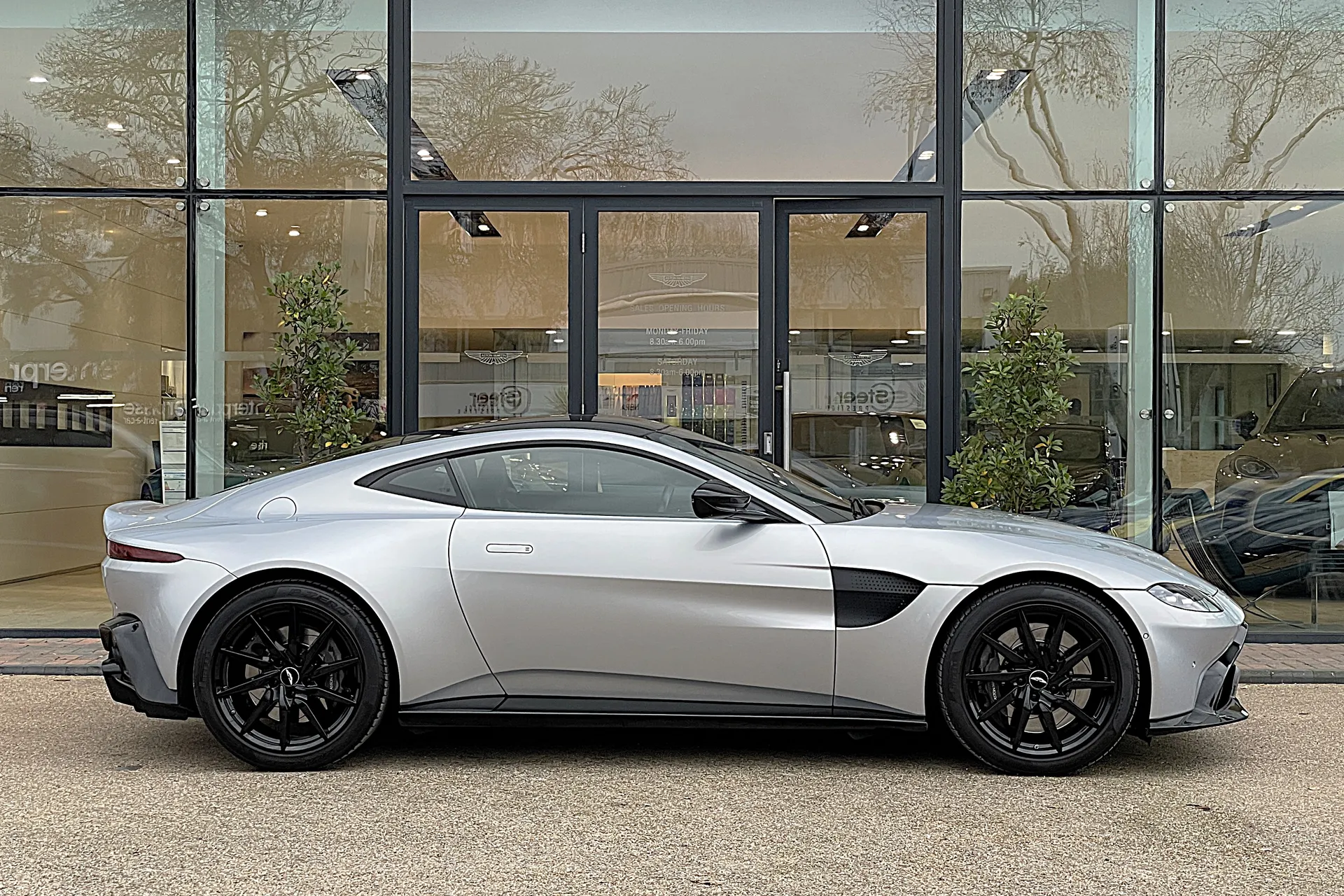 Aston Martin Vantage thumbnail image number 2