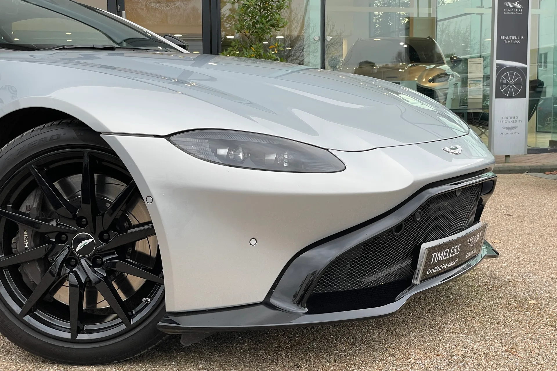 Aston Martin Vantage thumbnail image number 45