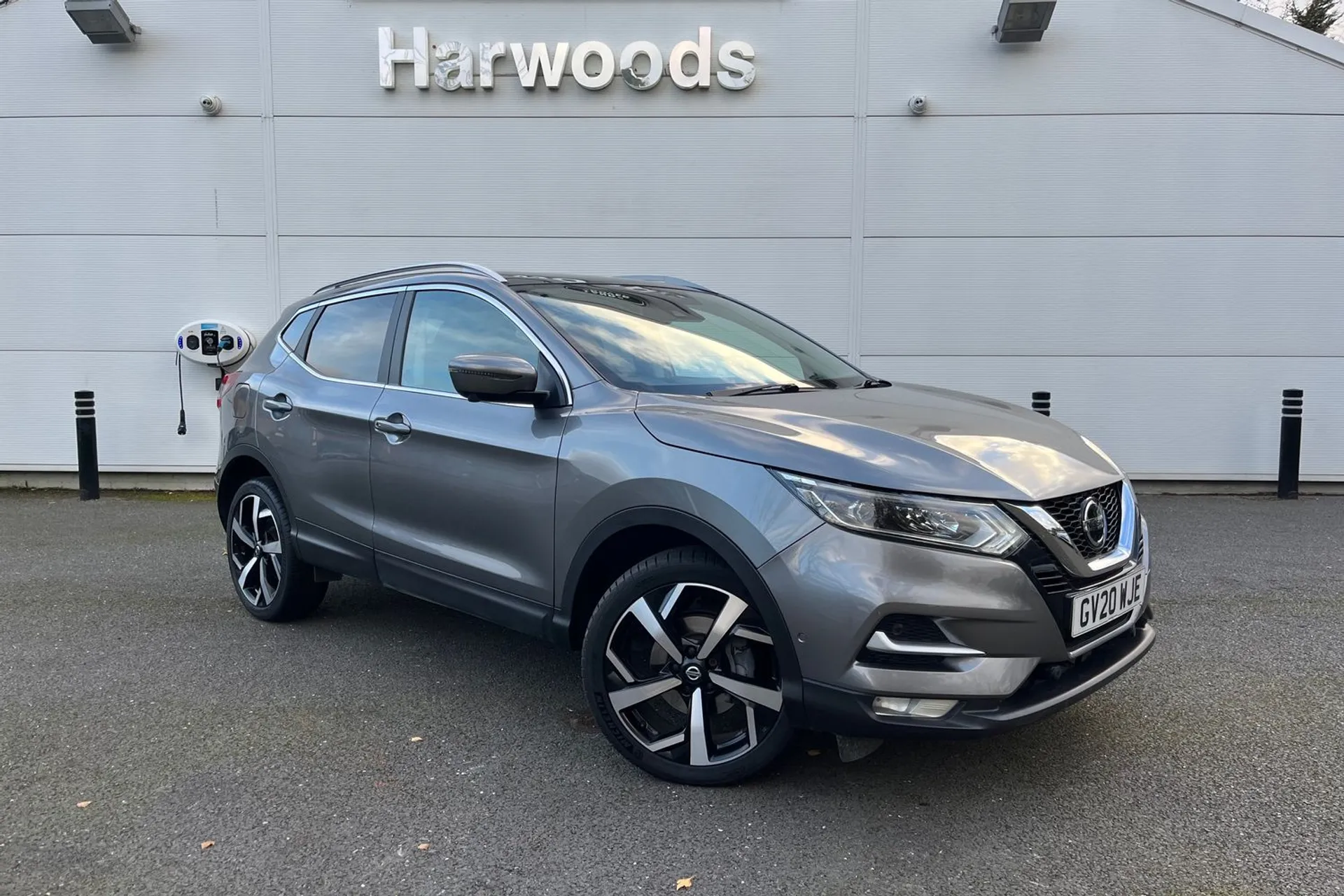 NISSAN QASHQAI focused image