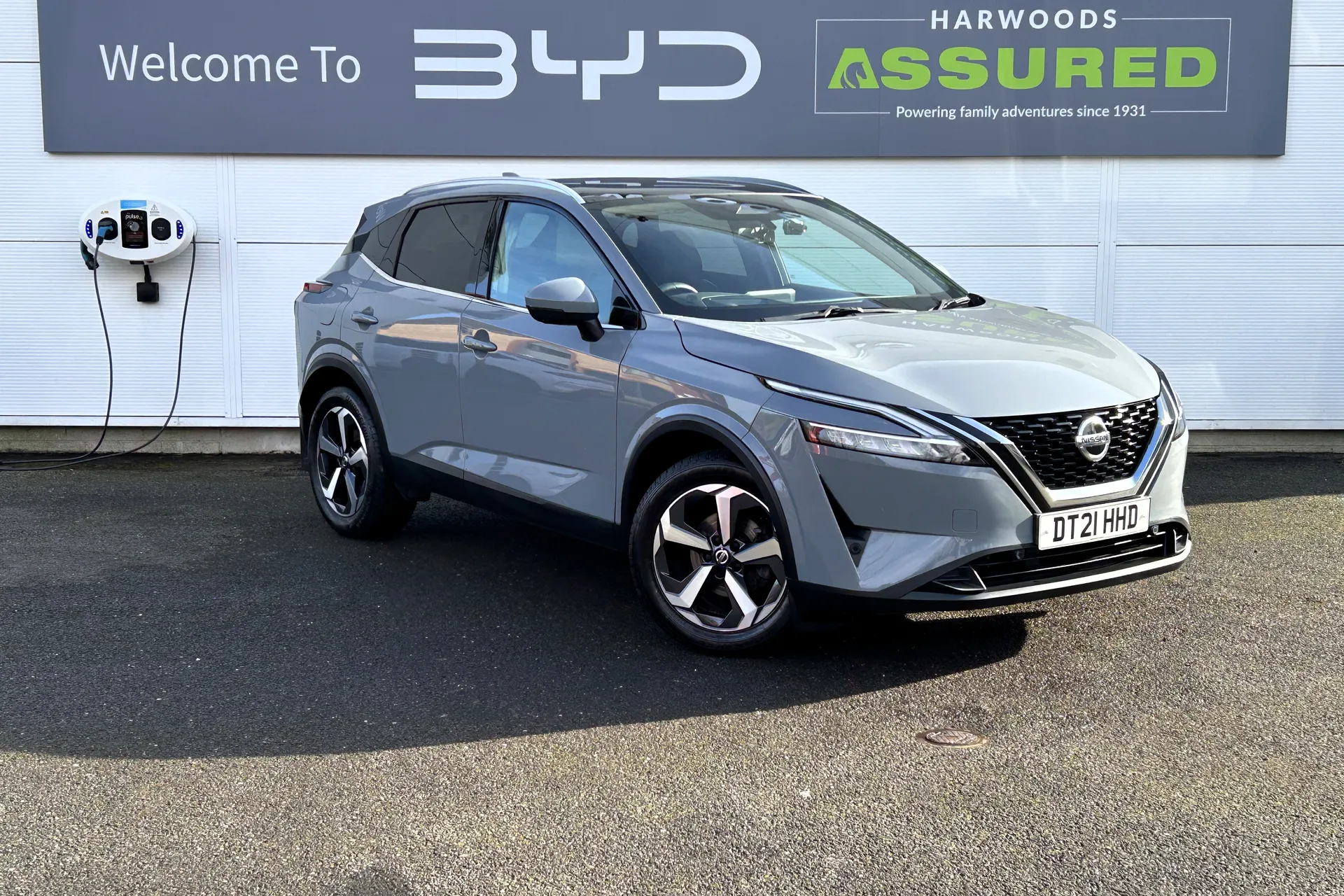 NISSAN QASHQAI focused image