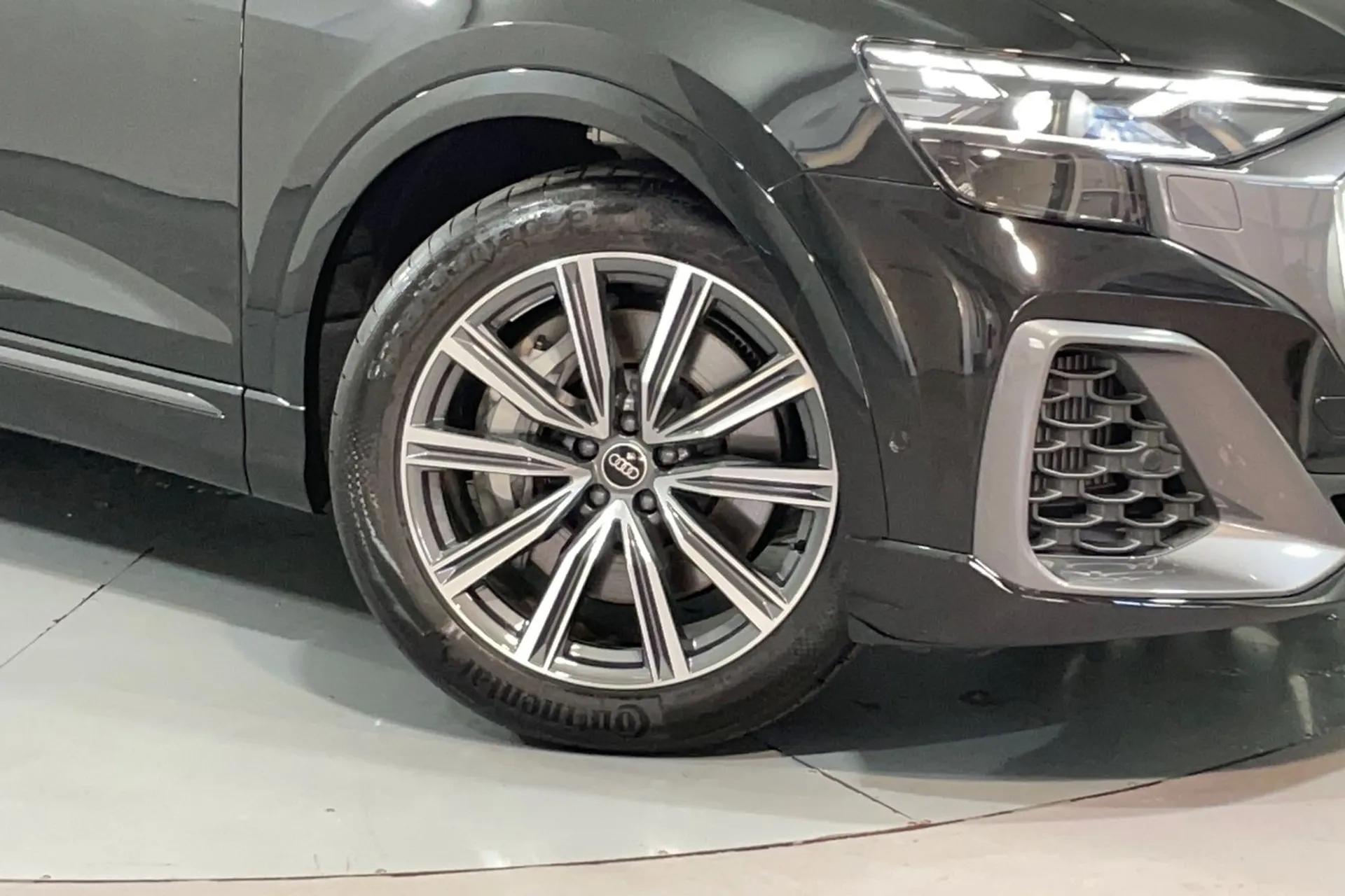 Audi Q8 thumbnail image number 12