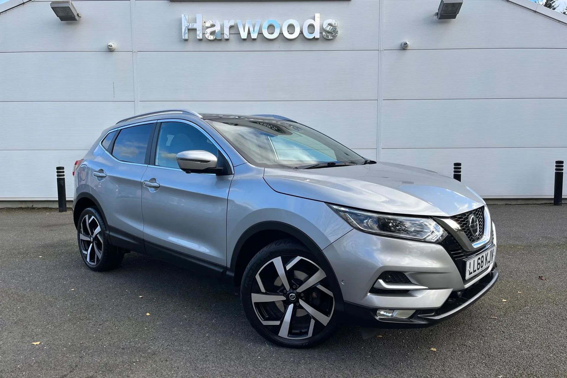 NISSAN QASHQAI focused image