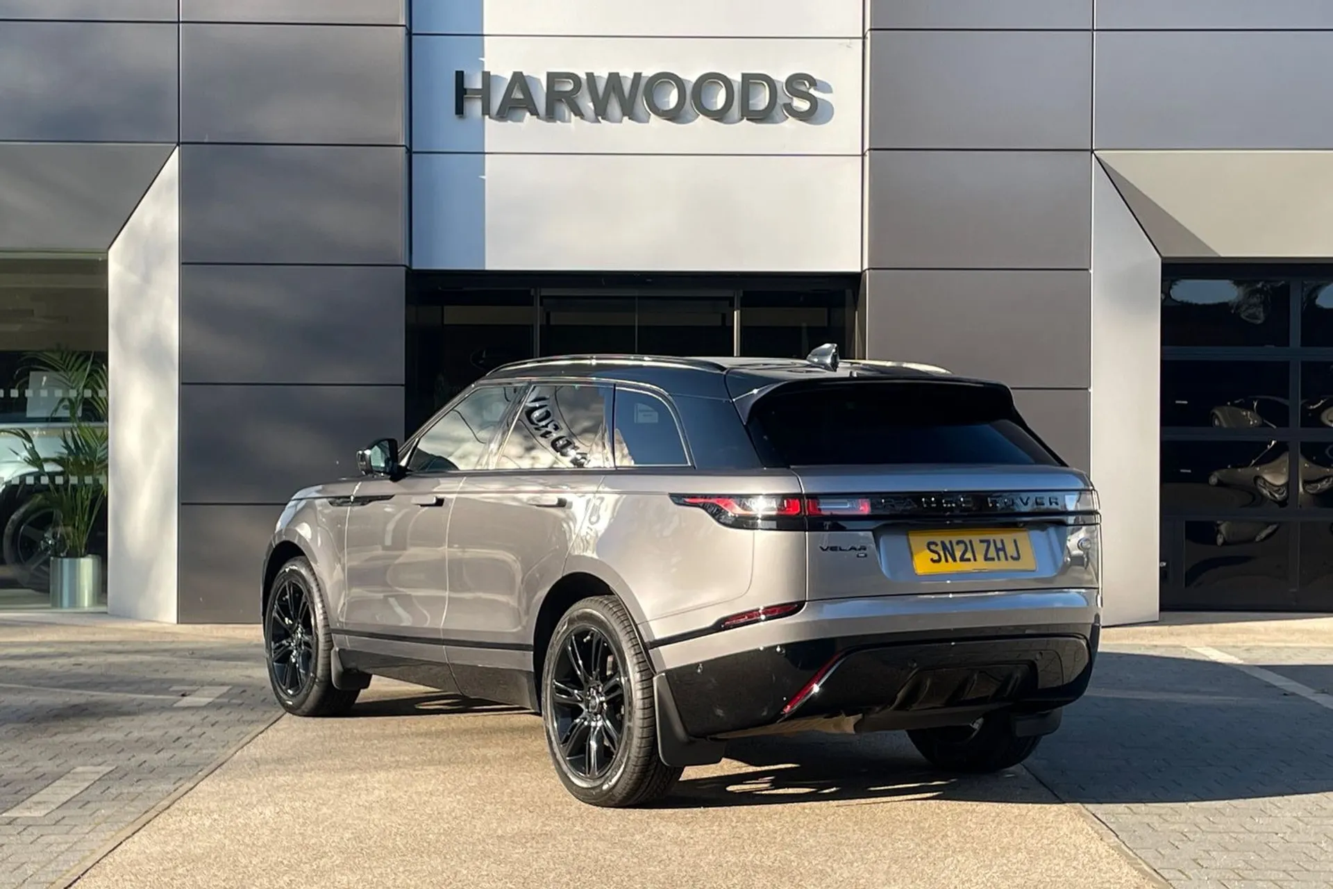 LAND ROVER RANGE ROVER VELAR thumbnail image number 9