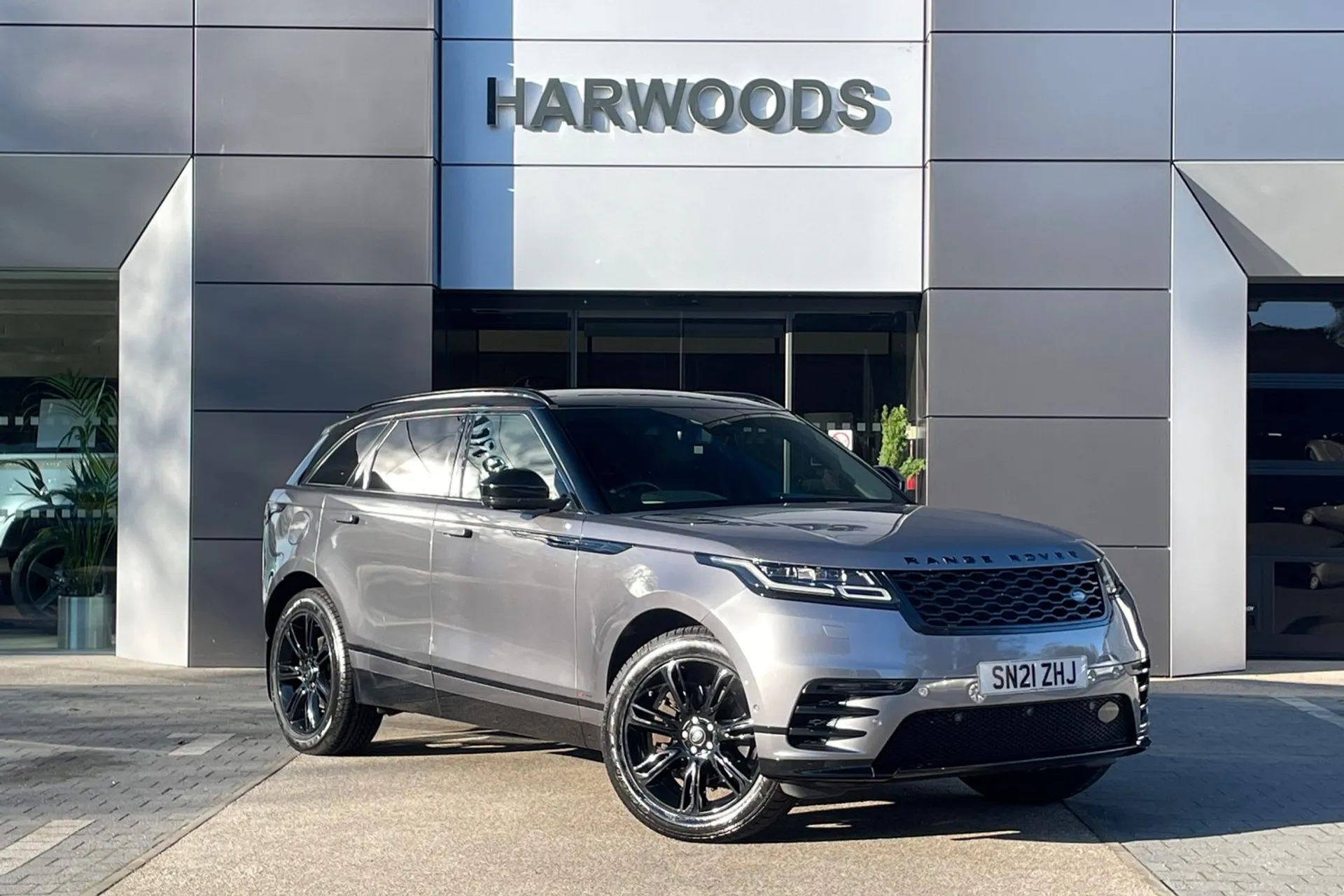 LAND ROVER RANGE ROVER VELAR focused image