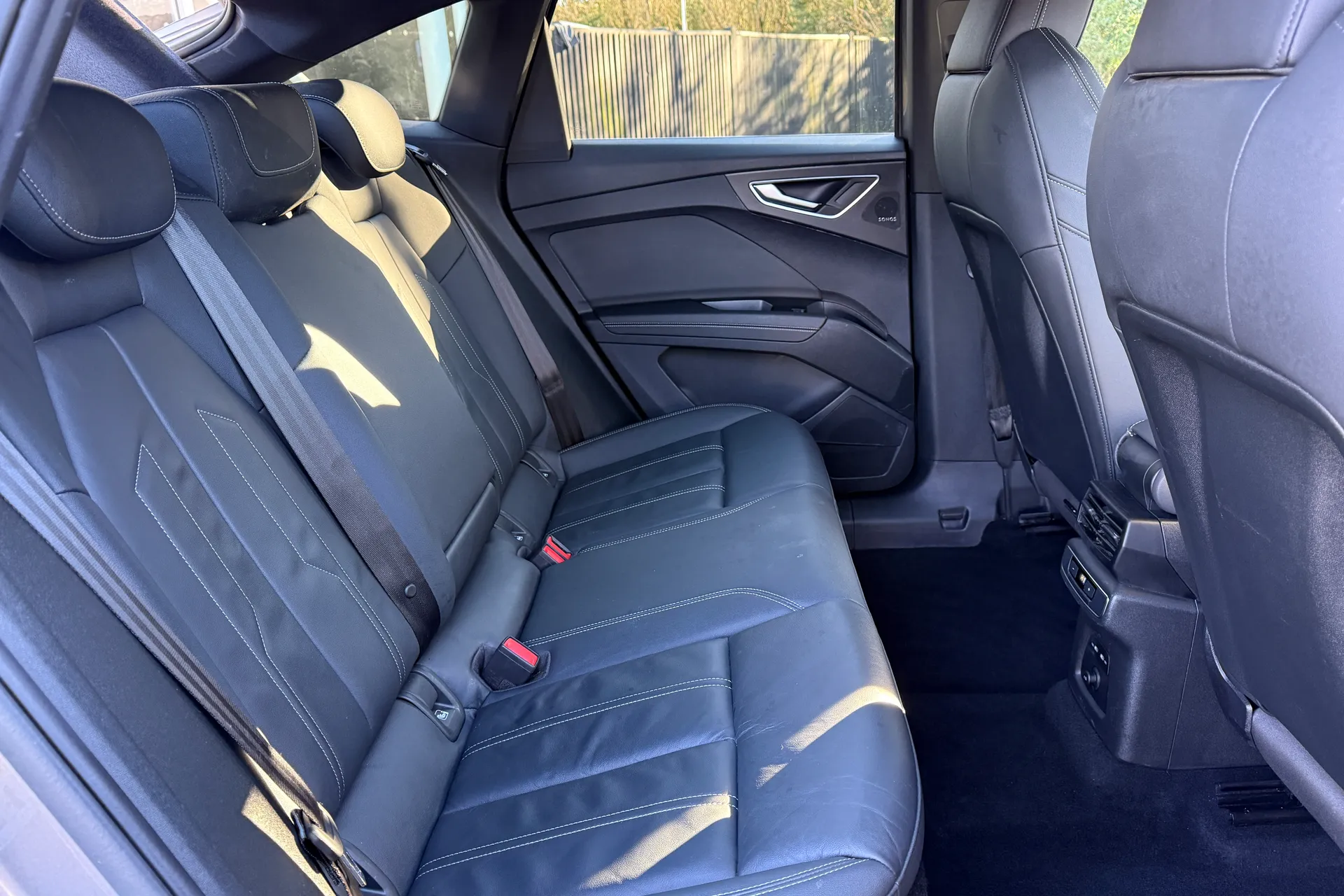 Audi Q4 thumbnail image number 31