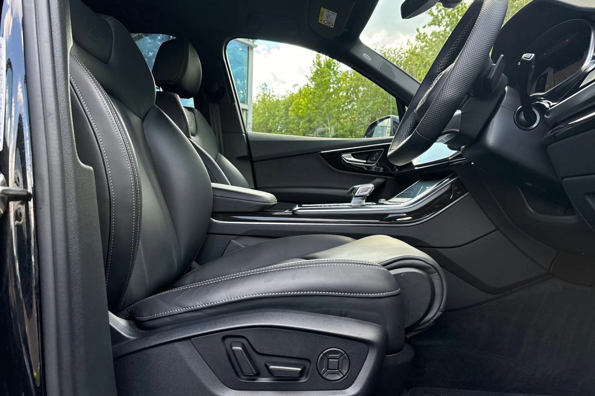 Audi Q7 thumbnail image number 24
