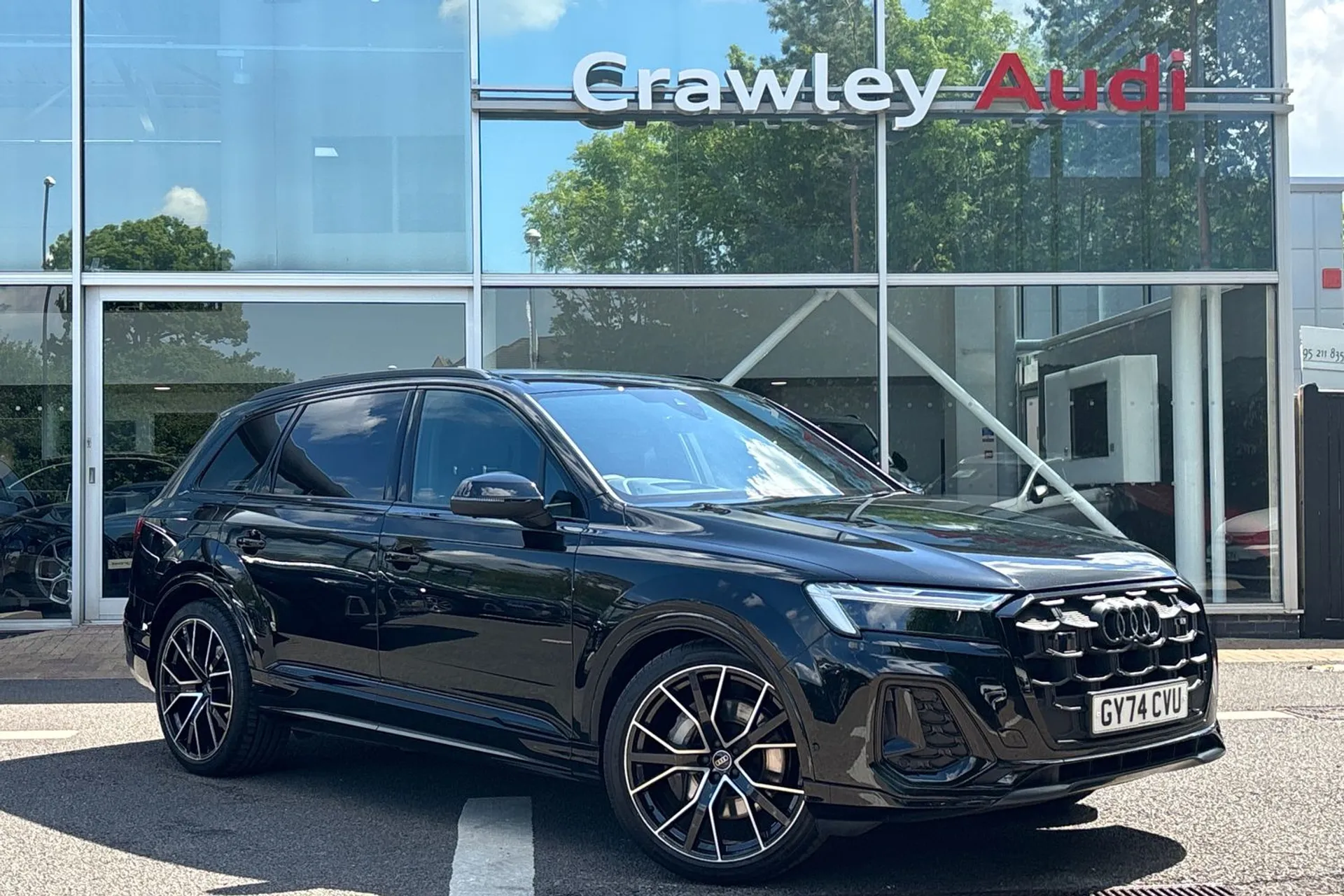 Audi Q7 focused image