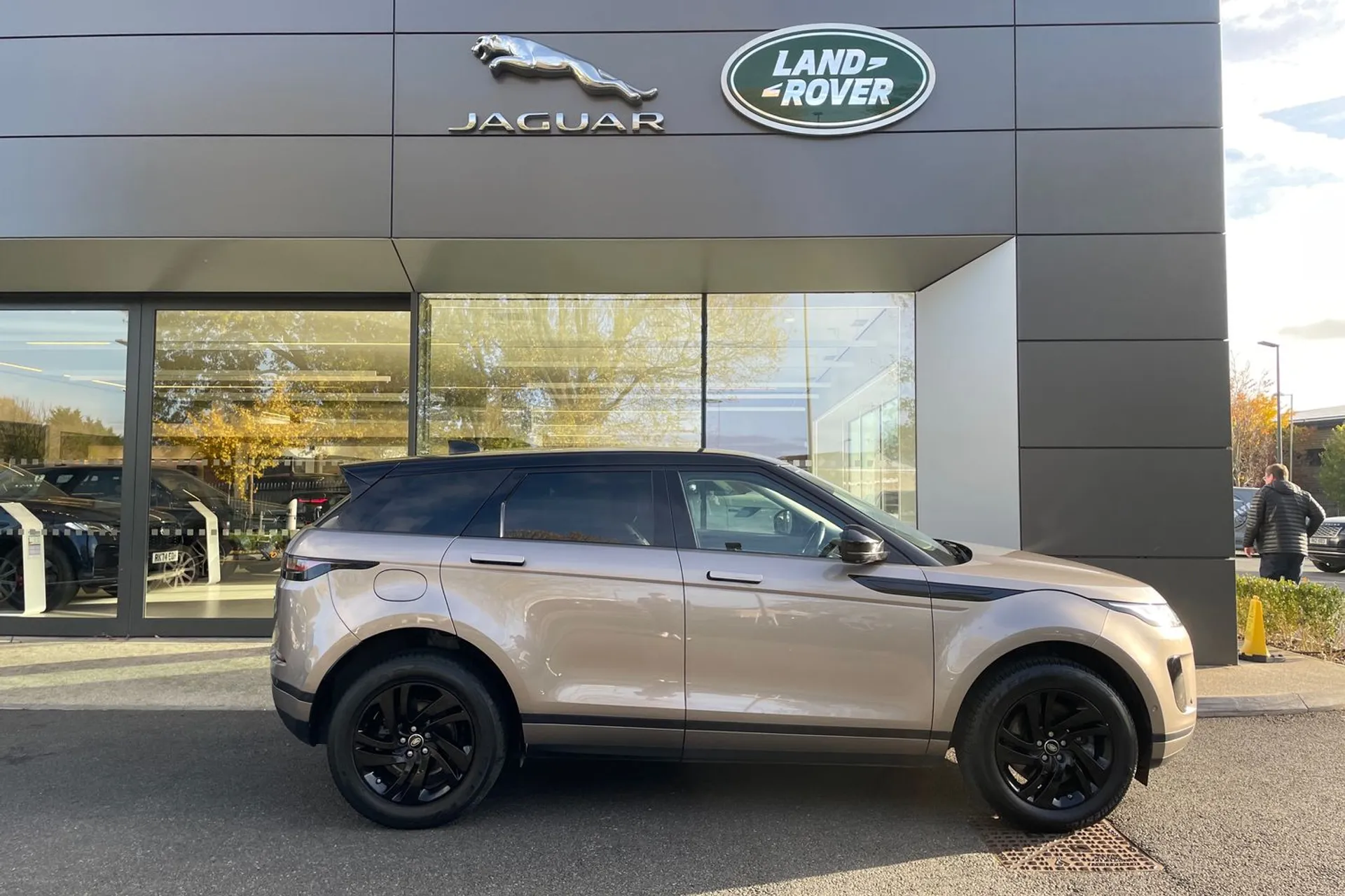 LAND ROVER RANGE ROVER EVOQUE thumbnail image number 2