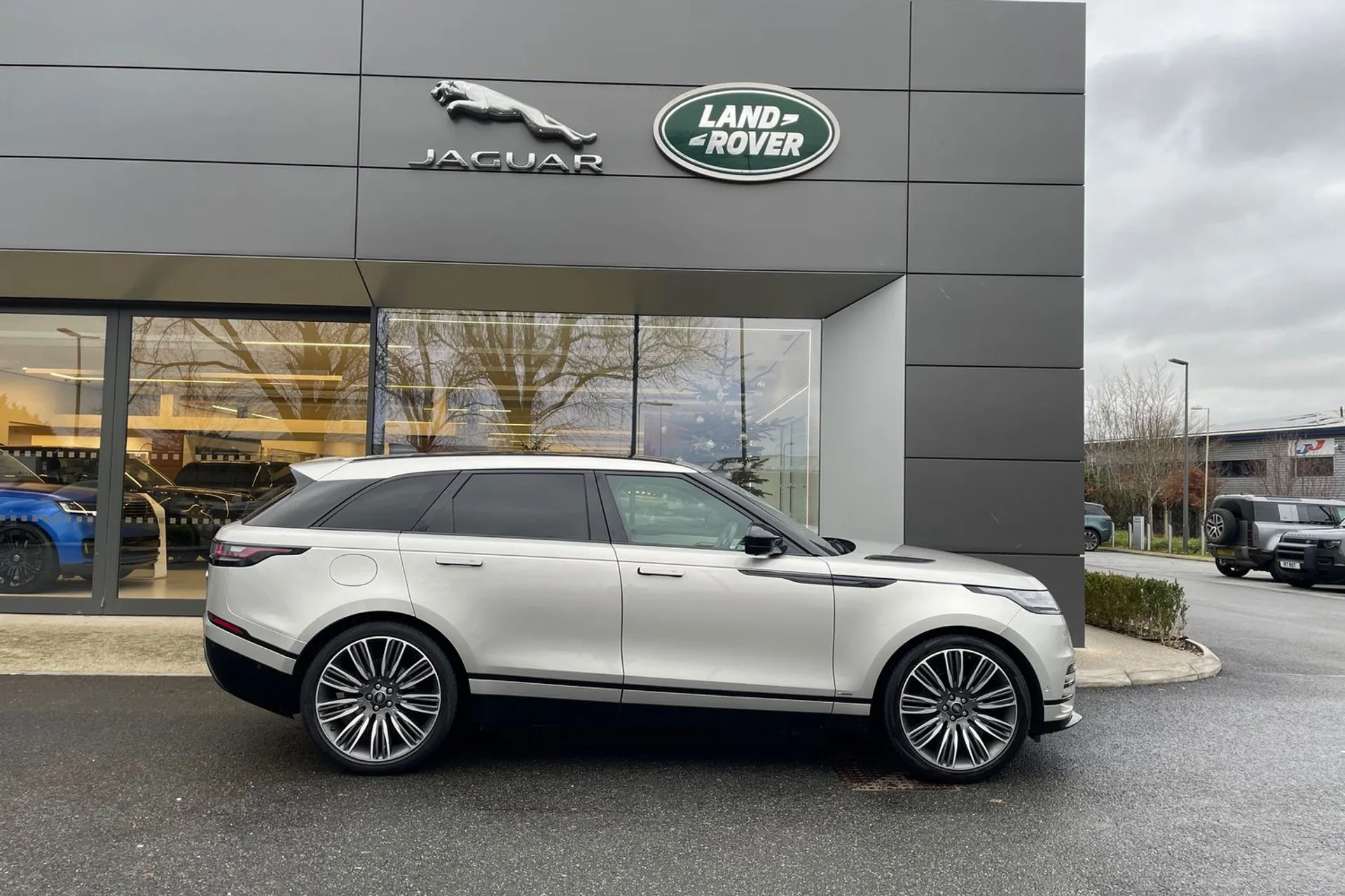 LAND ROVER RANGE ROVER VELAR thumbnail image number 2