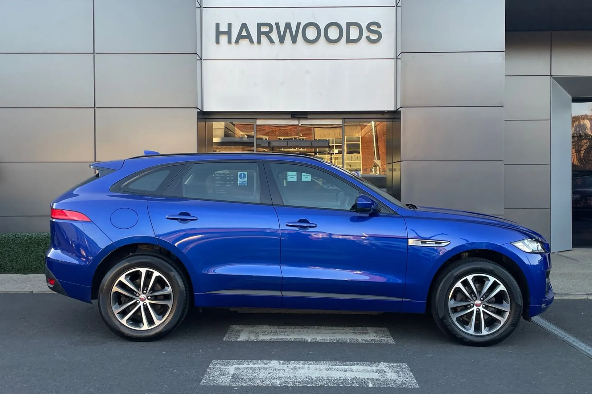 Jaguar F-PACE thumbnail image number 2