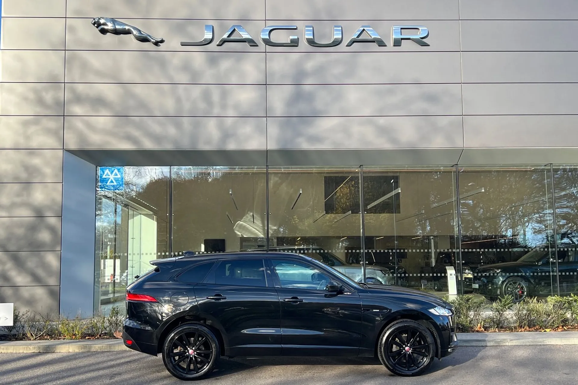 Jaguar F-PACE thumbnail image number 2