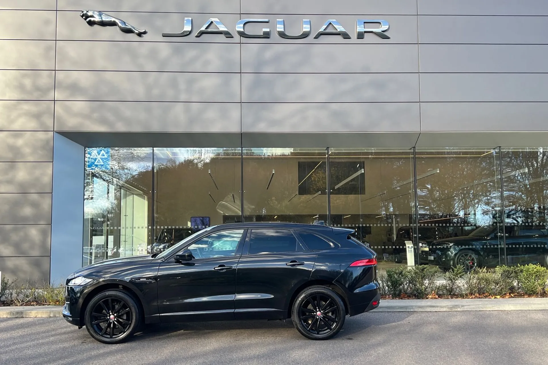 Jaguar F-PACE thumbnail image number 12