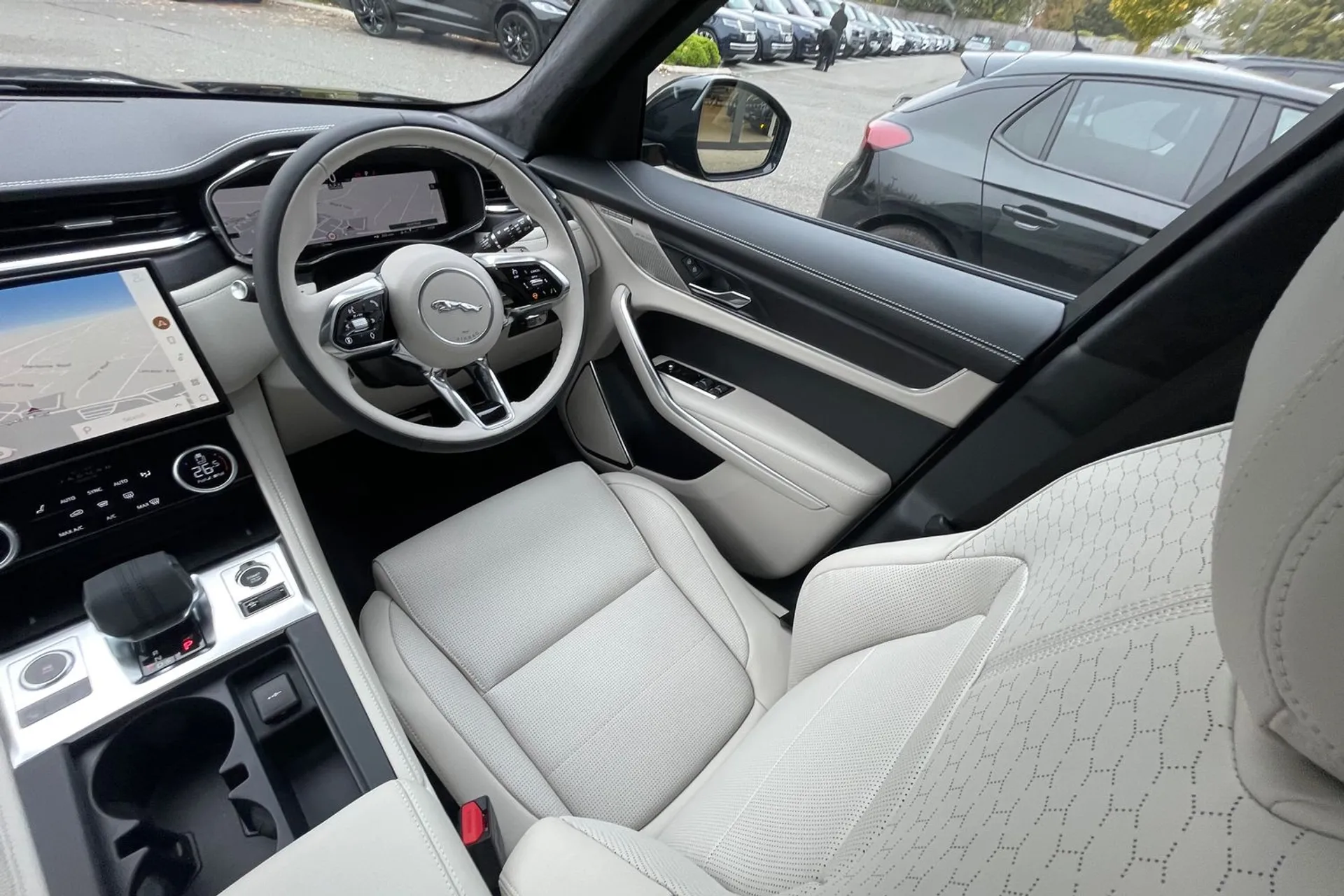 Jaguar F-PACE thumbnail image number 14