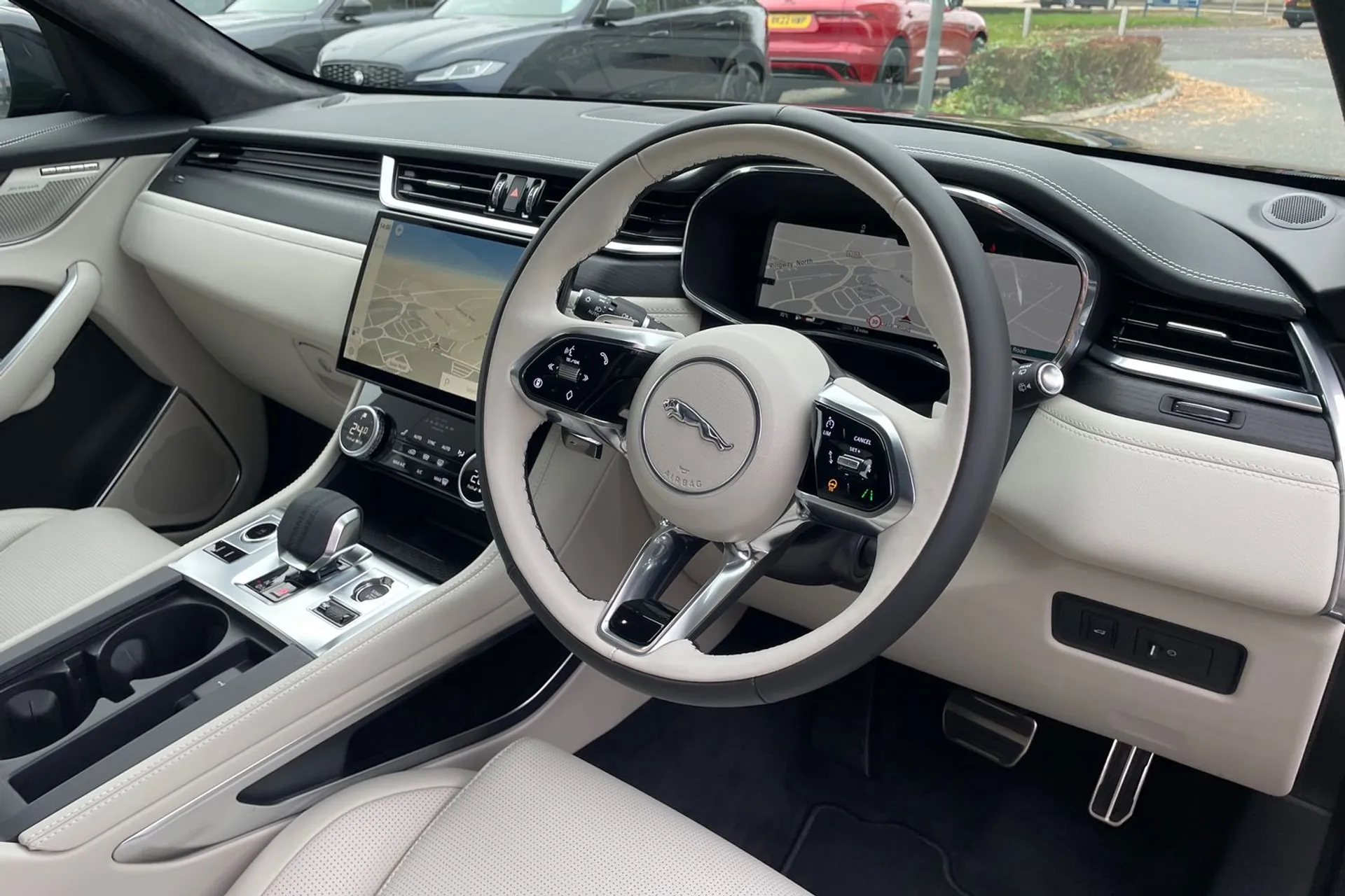Jaguar F-PACE thumbnail image number 31